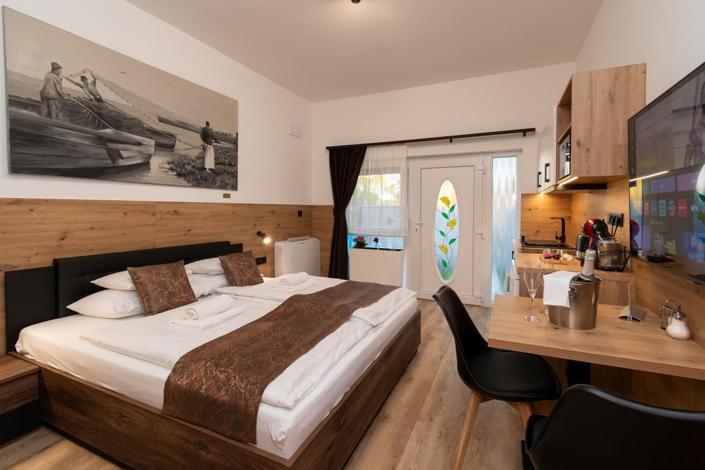 Studio Apartment with King Bed photo 1