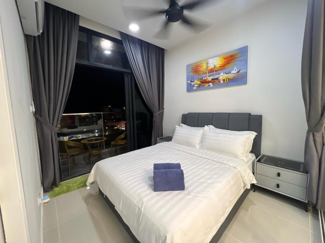 One-Bedroom Apartment with City View