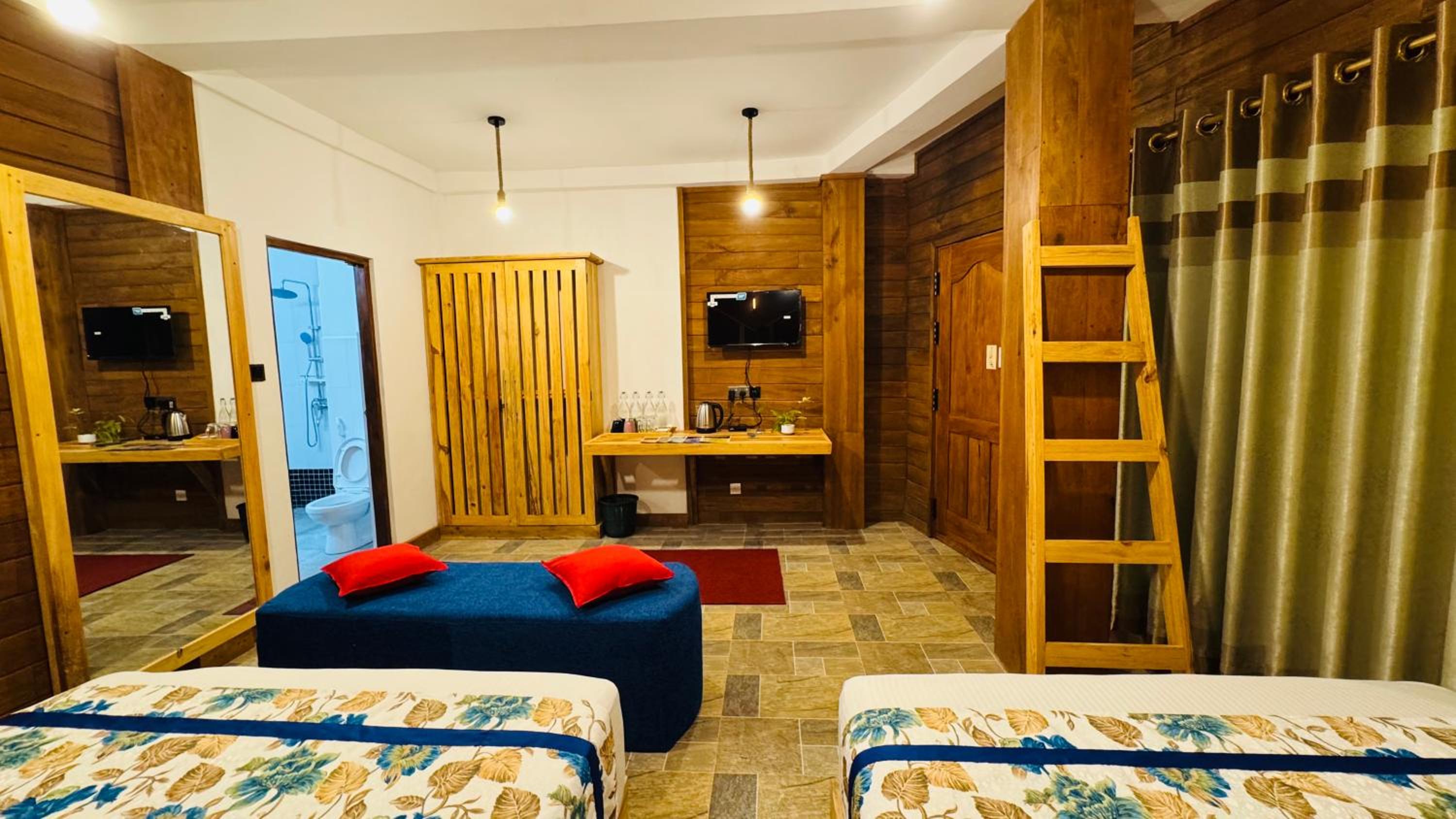 Deluxe Family Suite