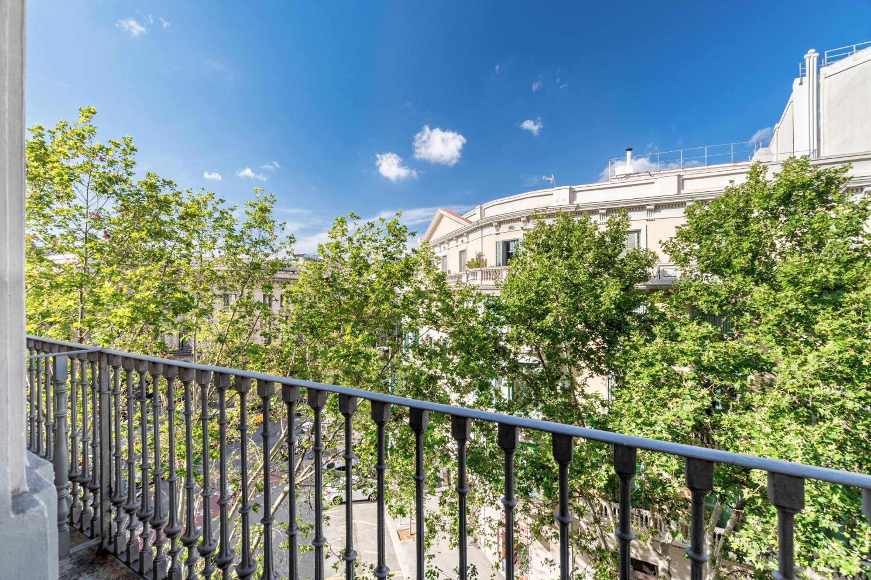 3 bedroom apartment with balcony photo 2