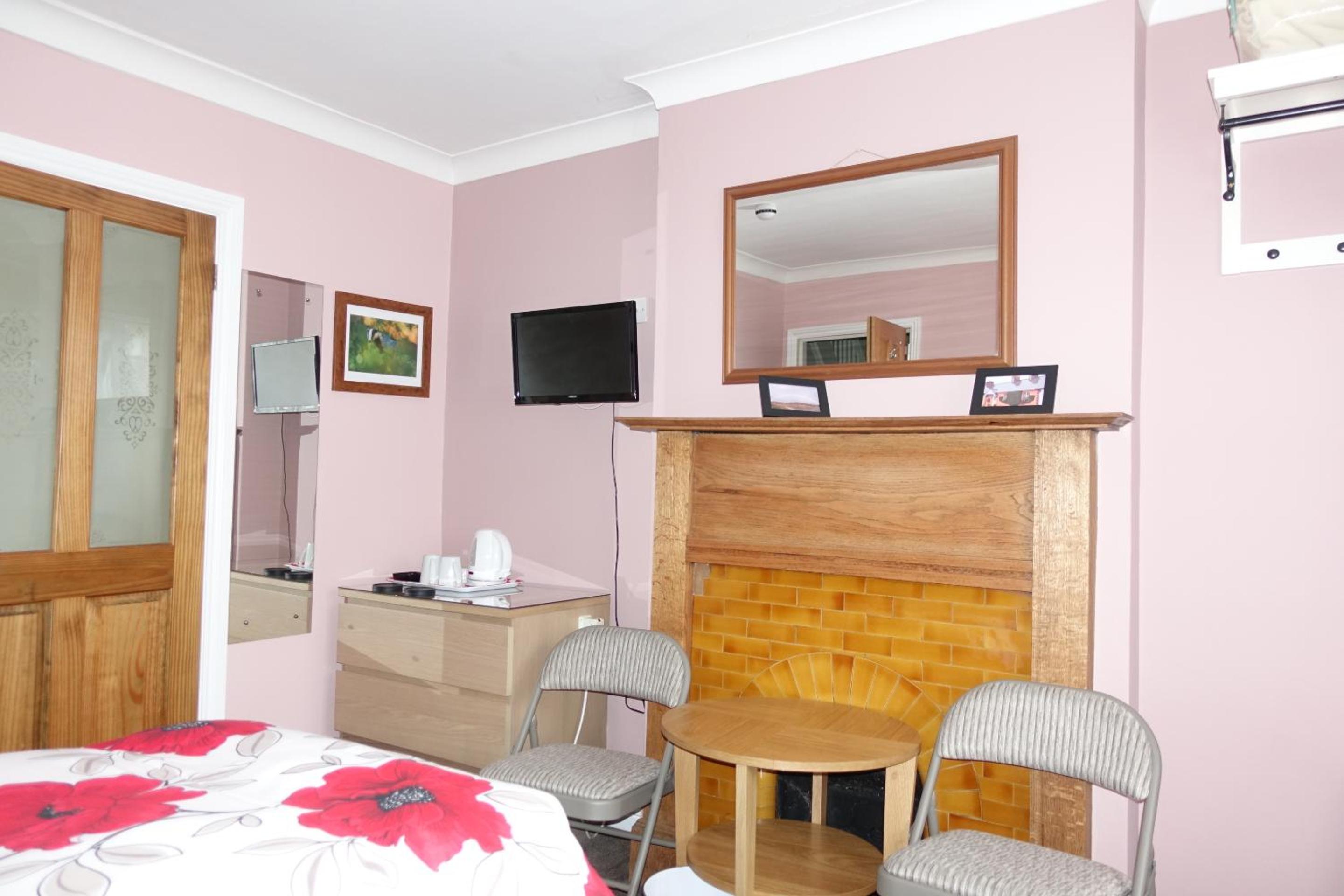 Twin Room with Private Bathroom photo 2