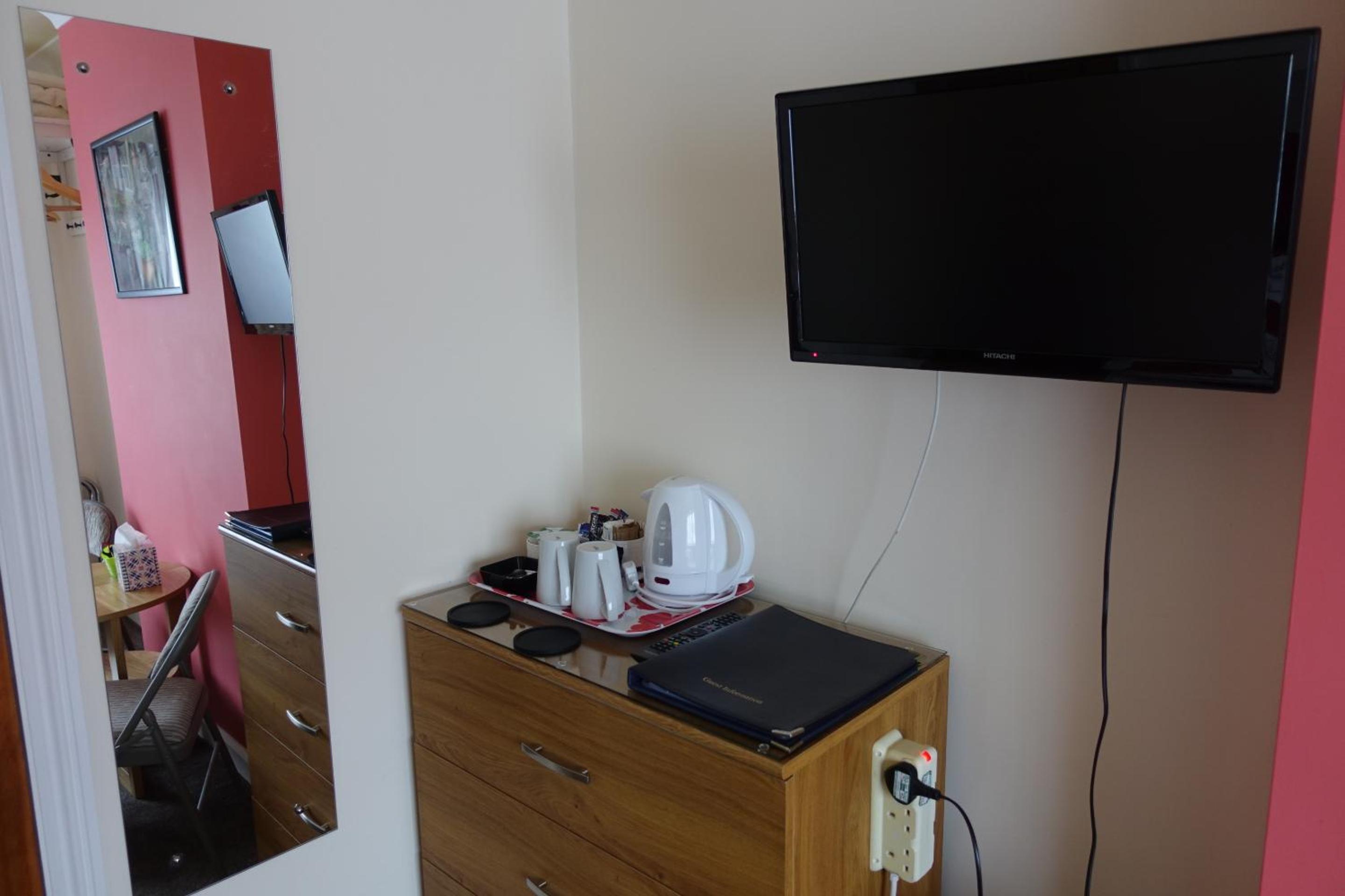 Twin Room with Private Bathroom photo 2
