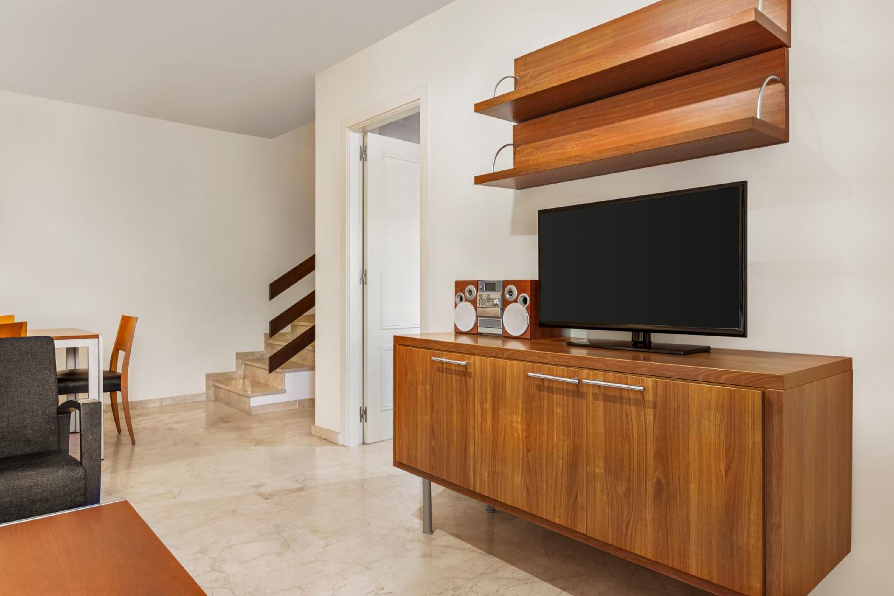 Superior Two Bedroom Apartment - Photo 14