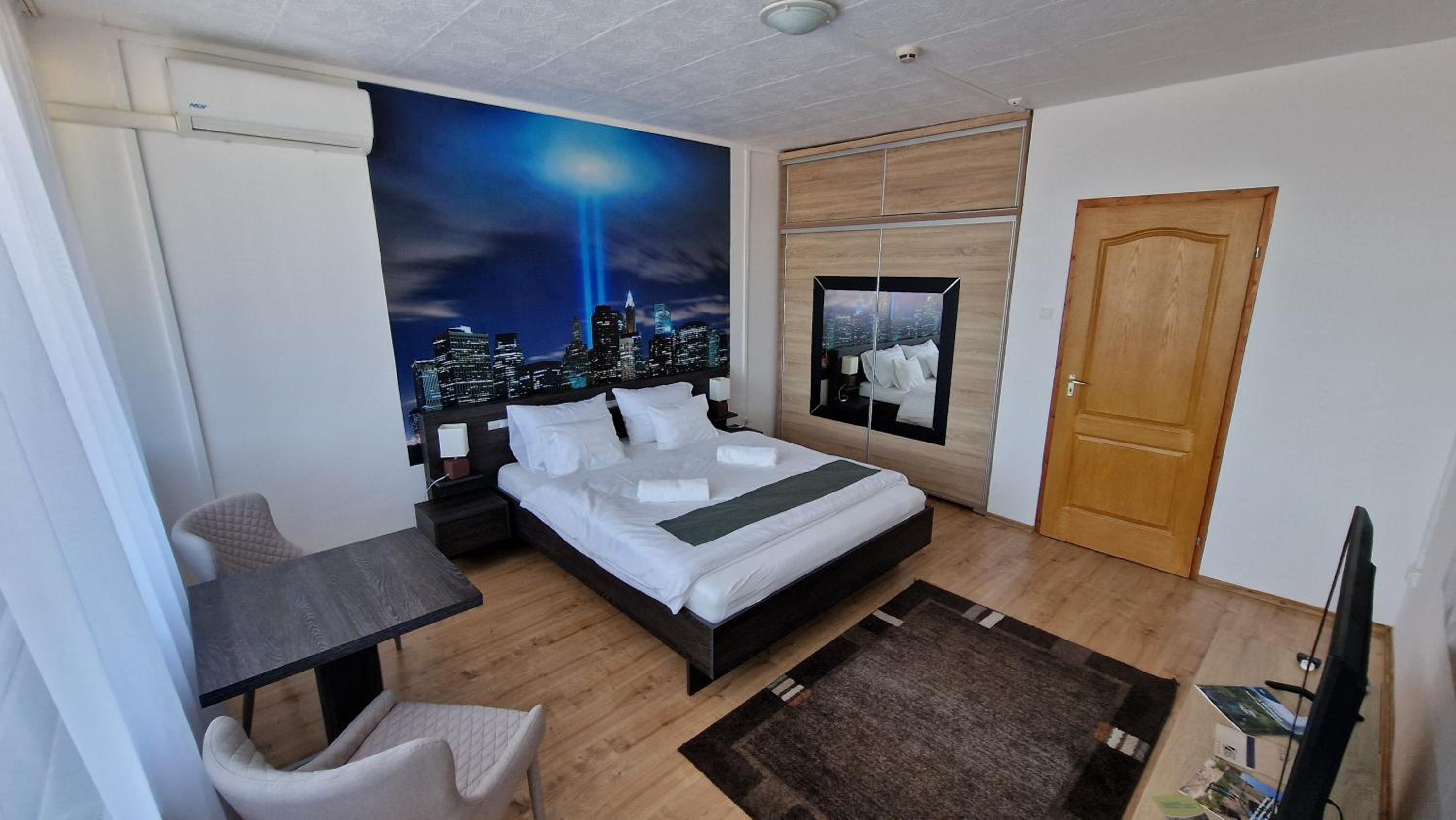 Studio Apartment With One Double Bed photo 3