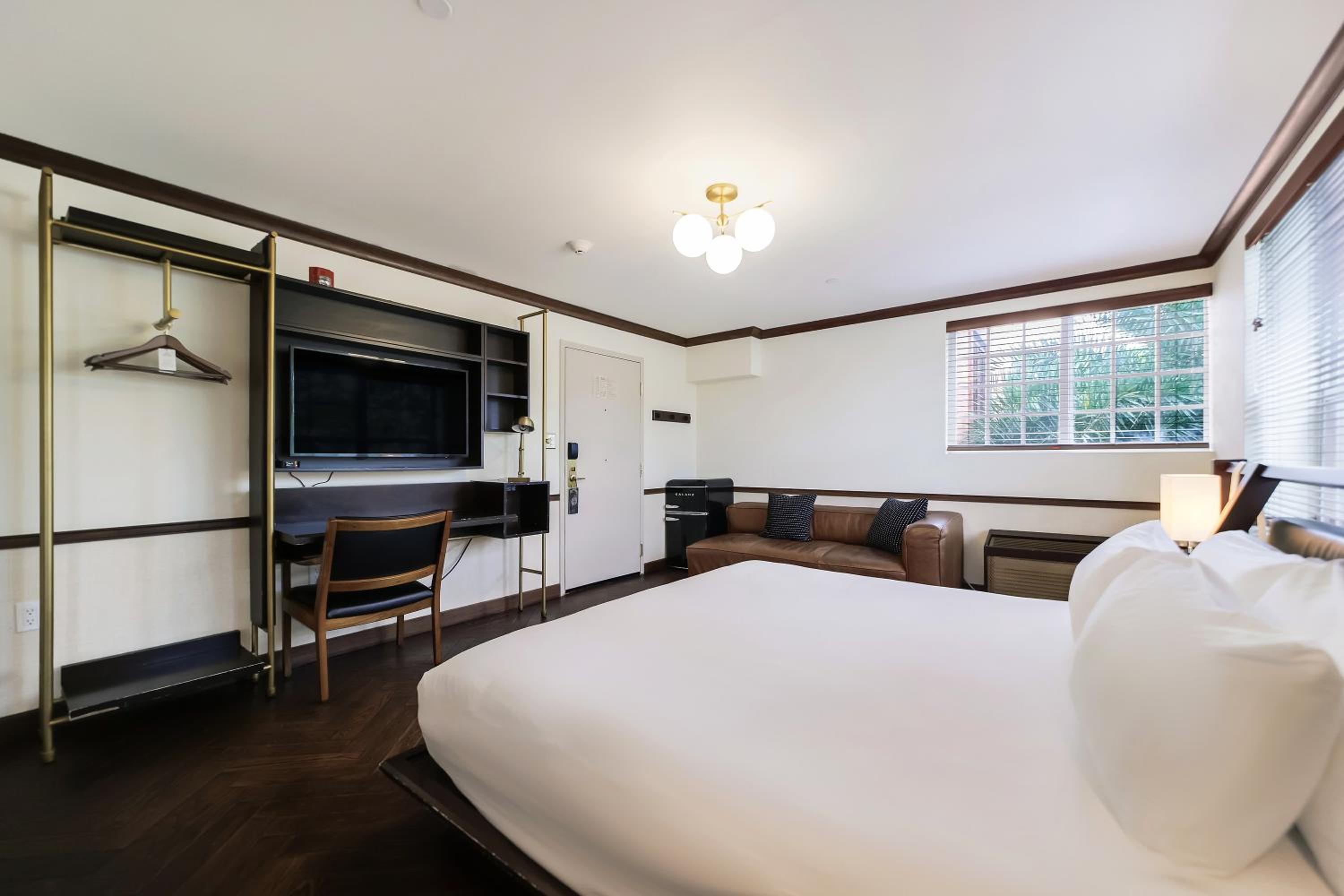 Deluxe King Room (Self Check-in) photo 2
