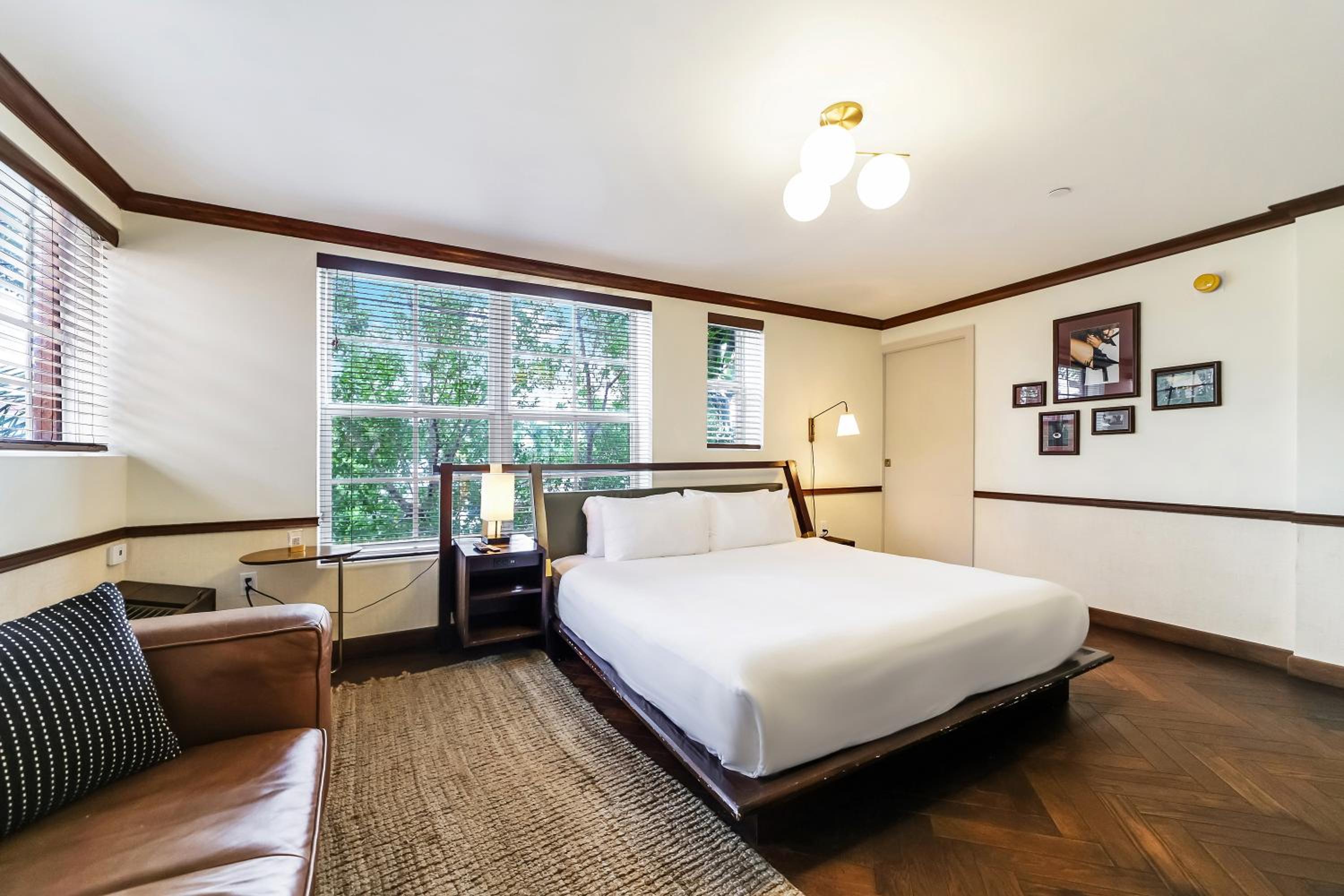Deluxe King Room (Self Check-in) photo 3