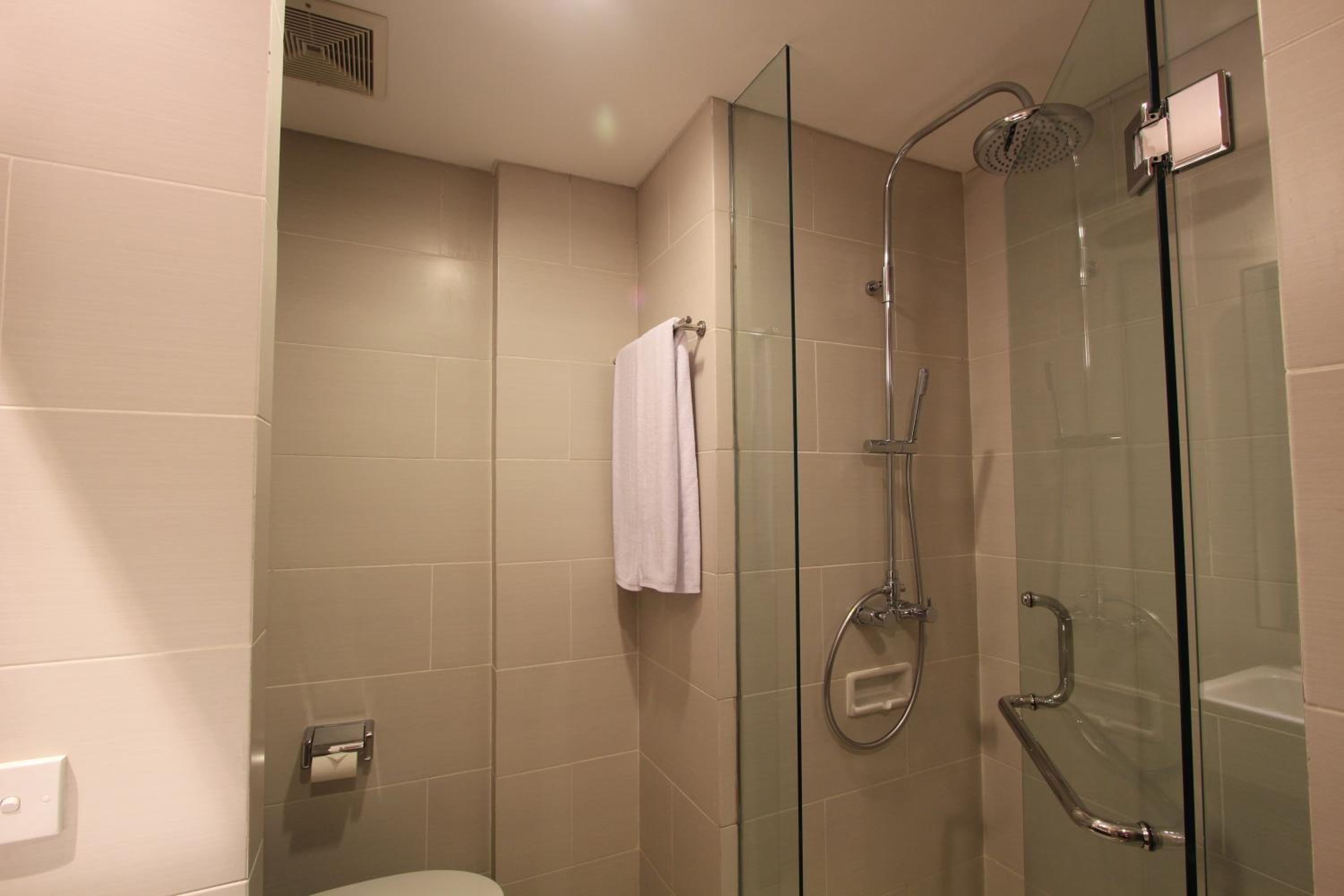 Deluxe Upper Floor Room, Double Bed with Pool View photo 3