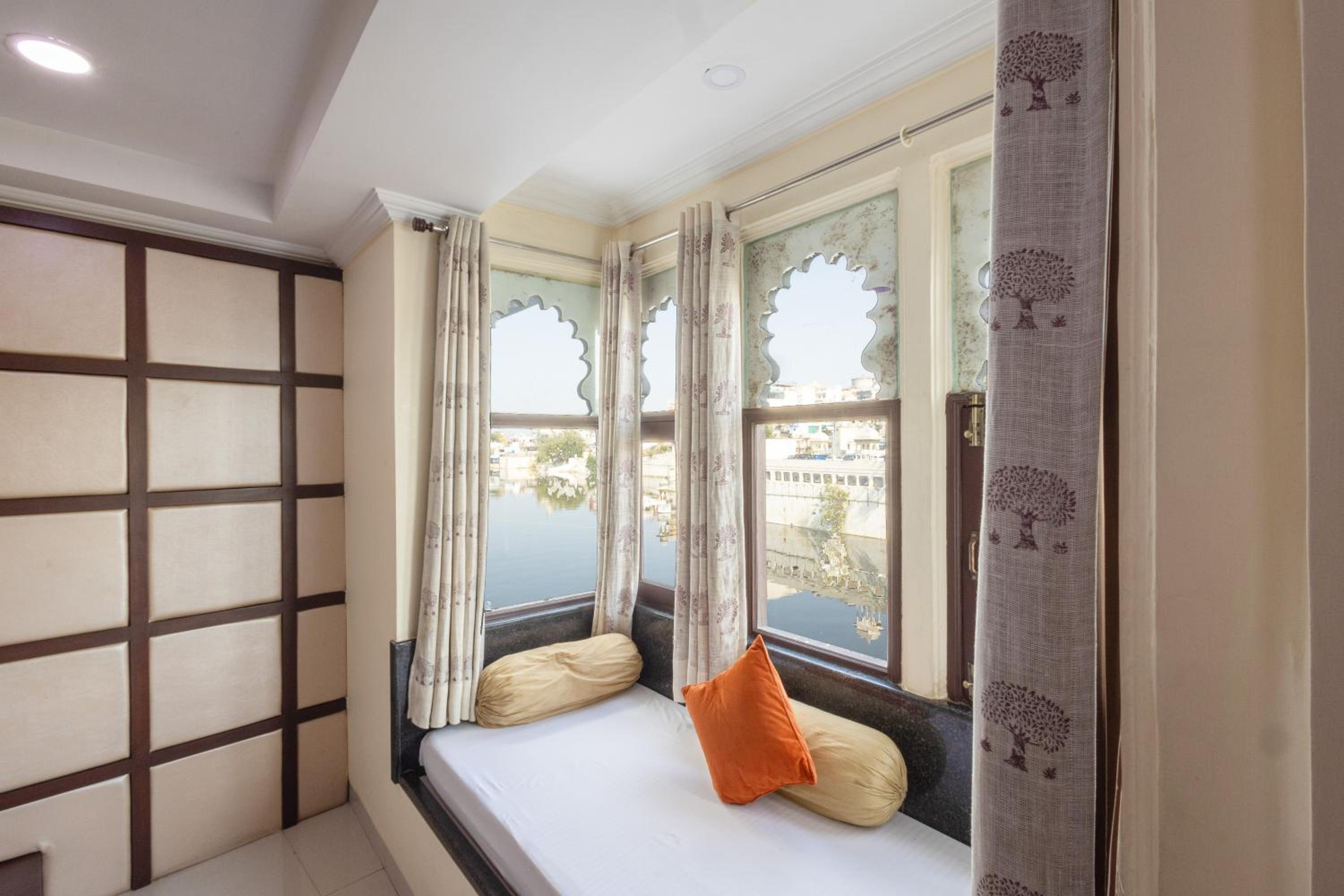 Deluxe Double or Twin Room with Lake View - Photo 22