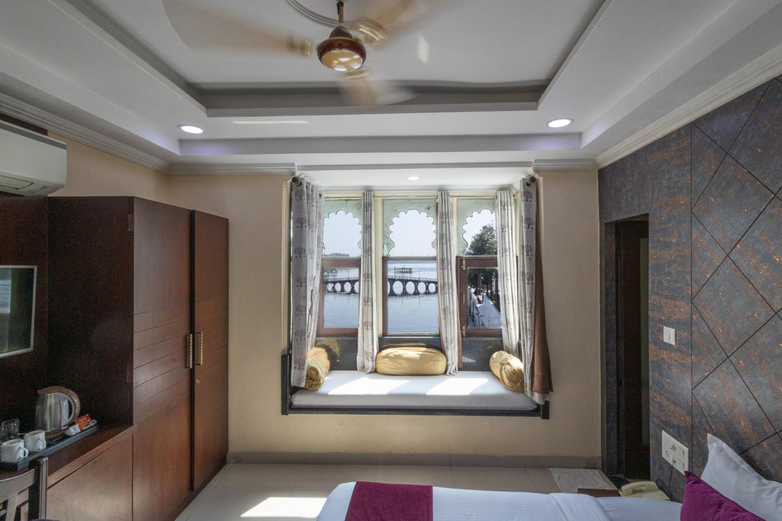 Deluxe Double or Twin Room with Lake View - Photo 21