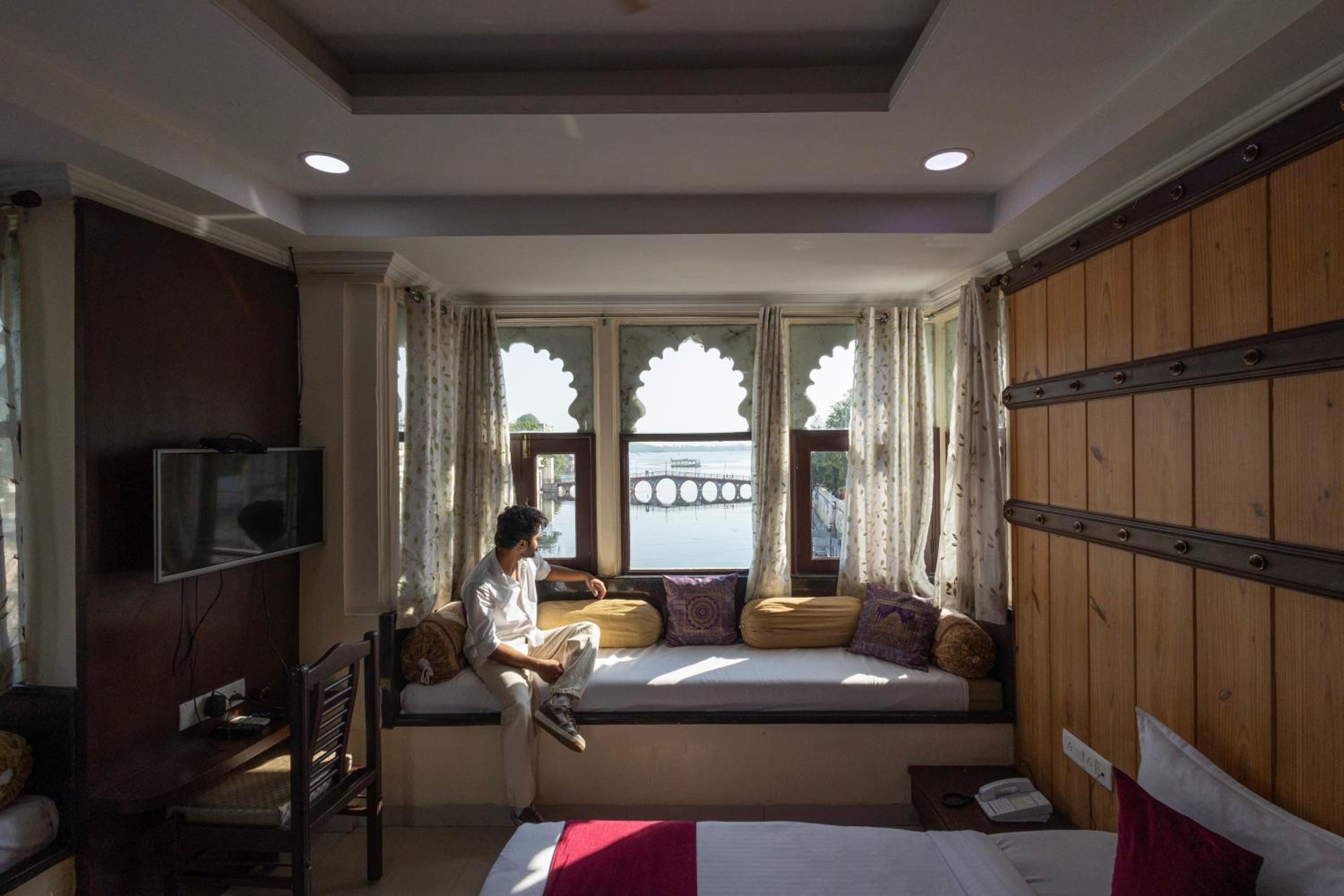 Suite with Lake View - Photo 2