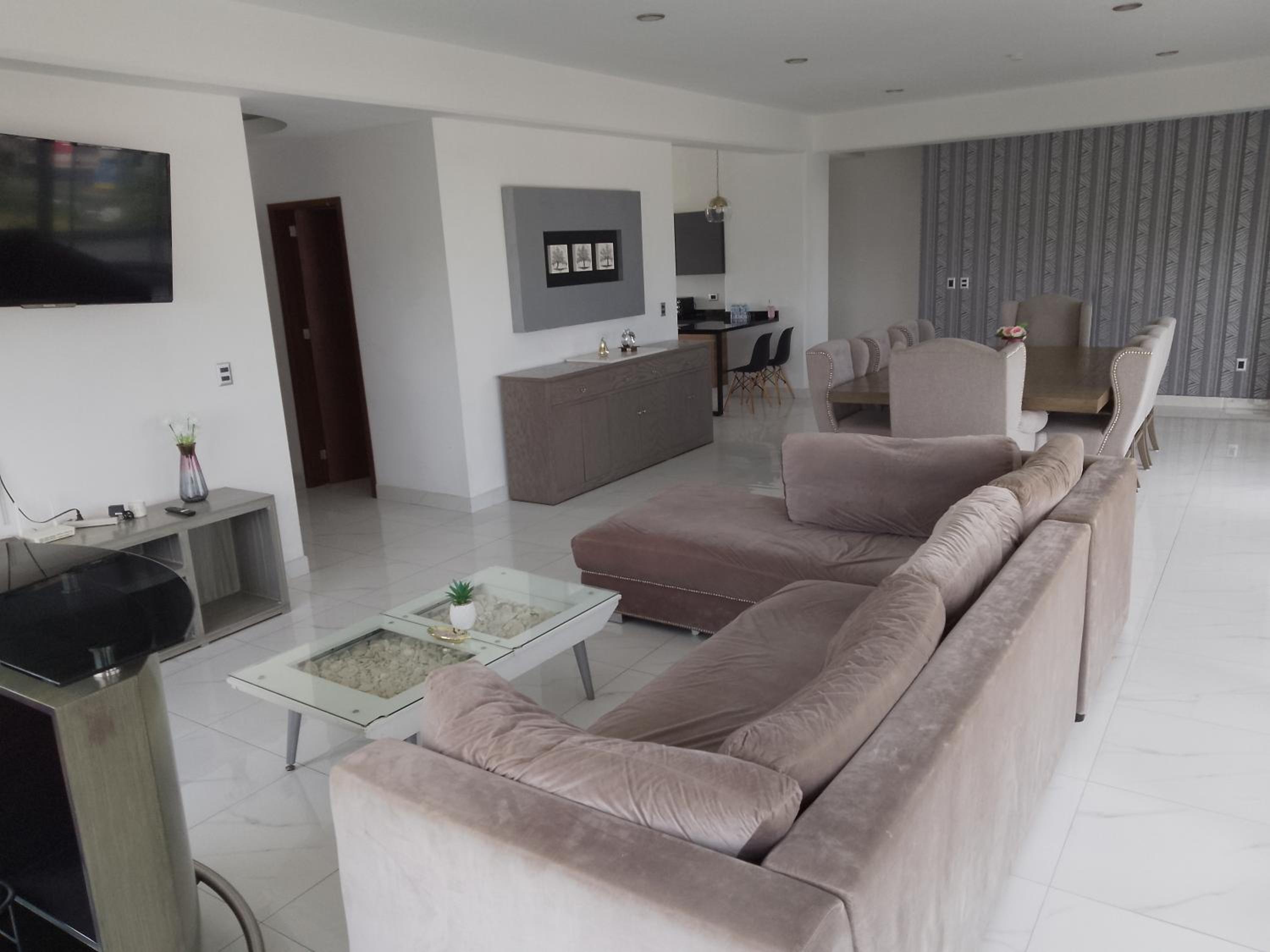 Three-Bedroom Apartment with View photo 2