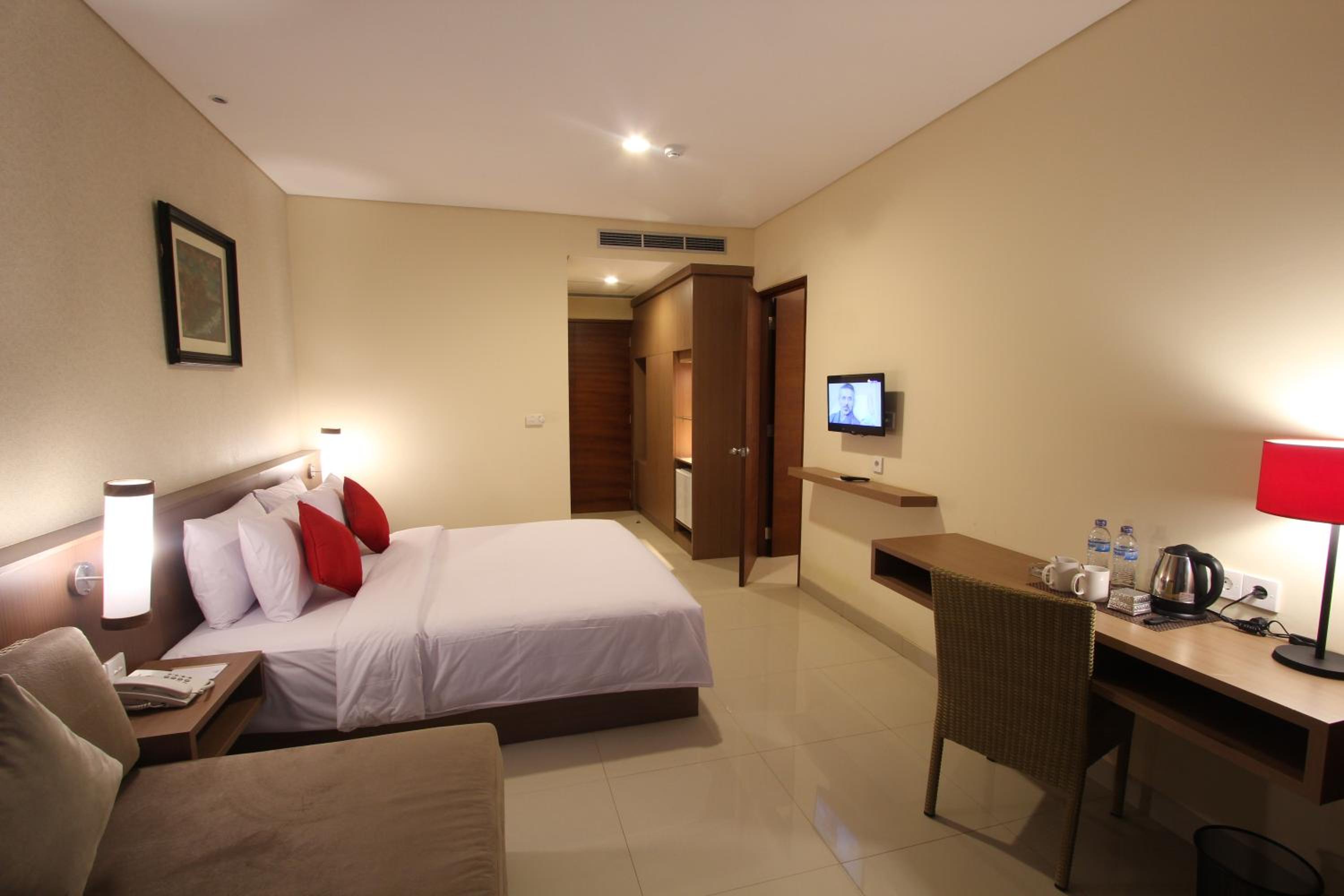 Deluxe Upper Floor Room, Double Bed with Pool View photo 1