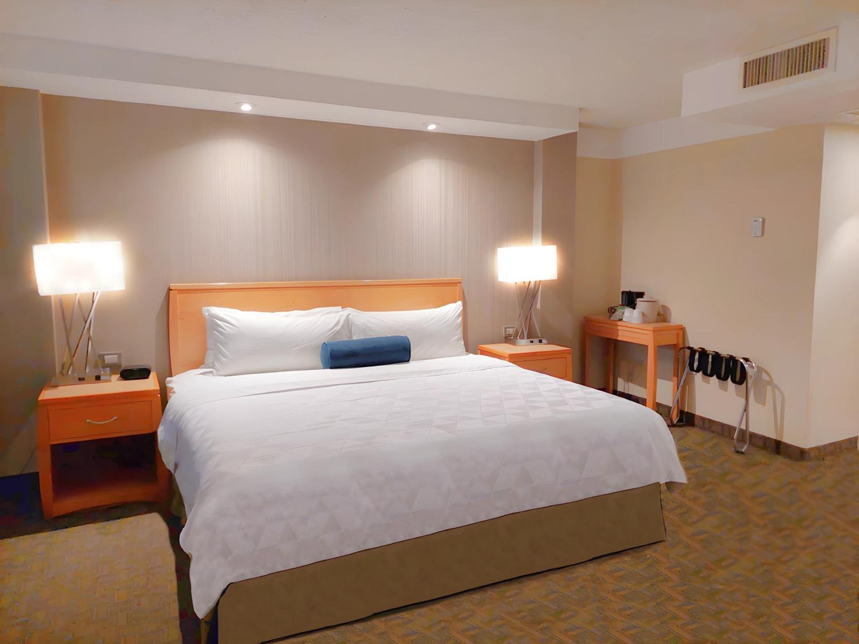 Premium King Room - Photo 1