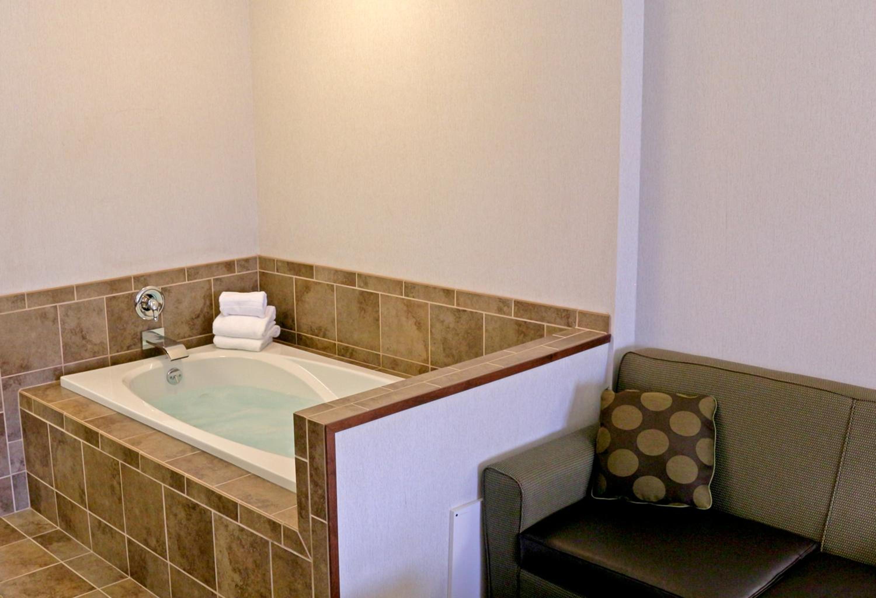 King Room with Jetted Tub photo 3