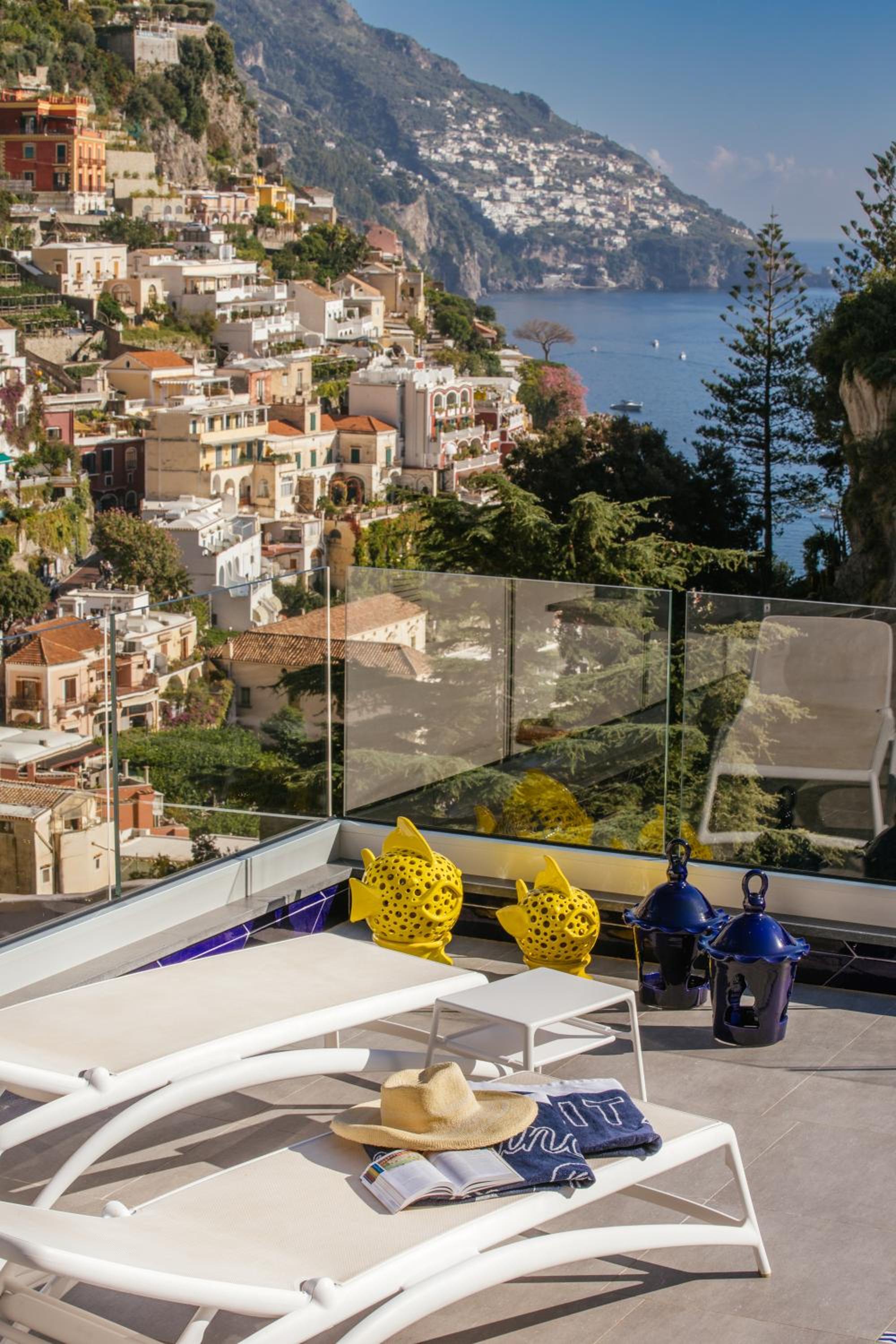 Deluxe Suite with Sea View - Photo 28