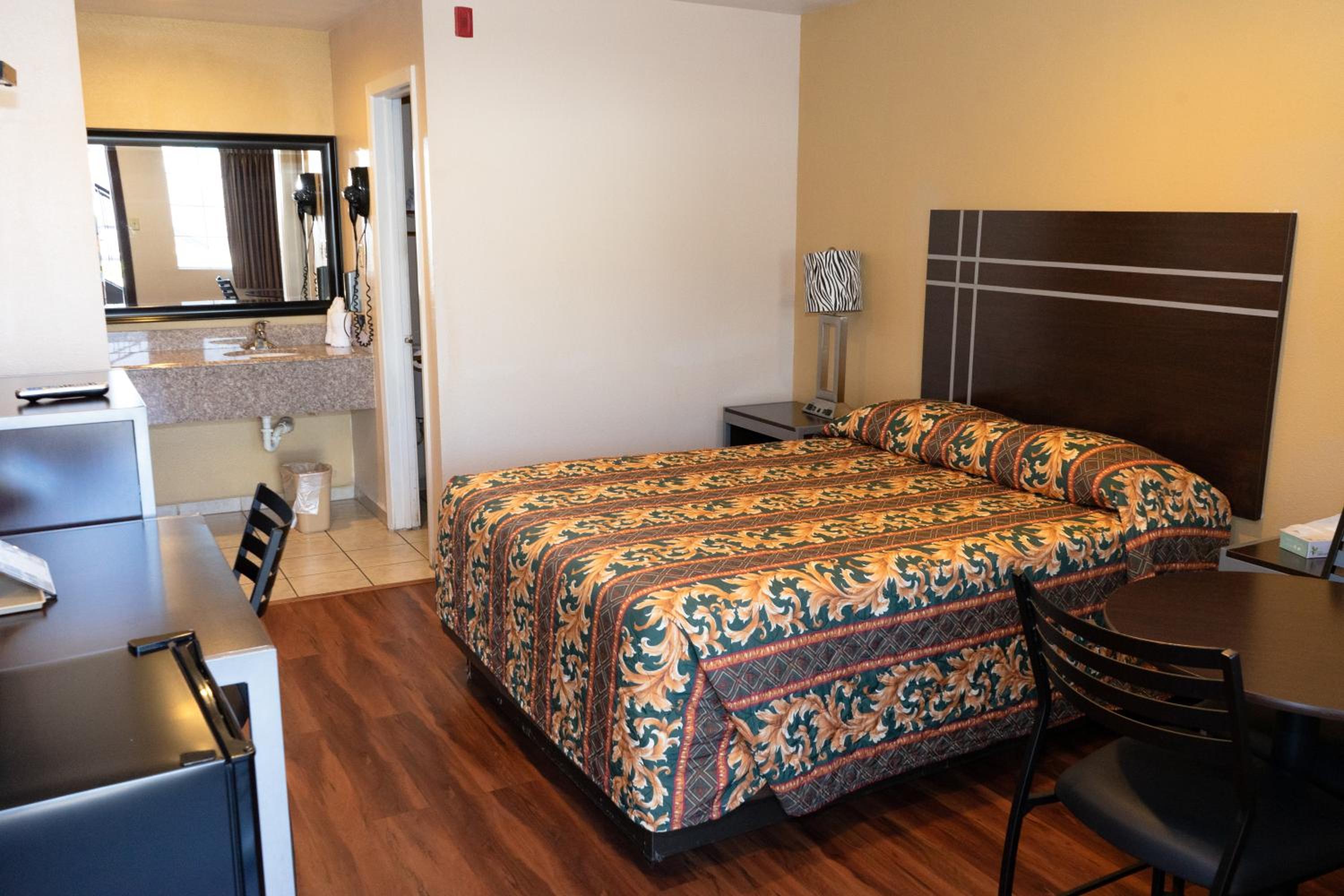 Queen Room photo 1