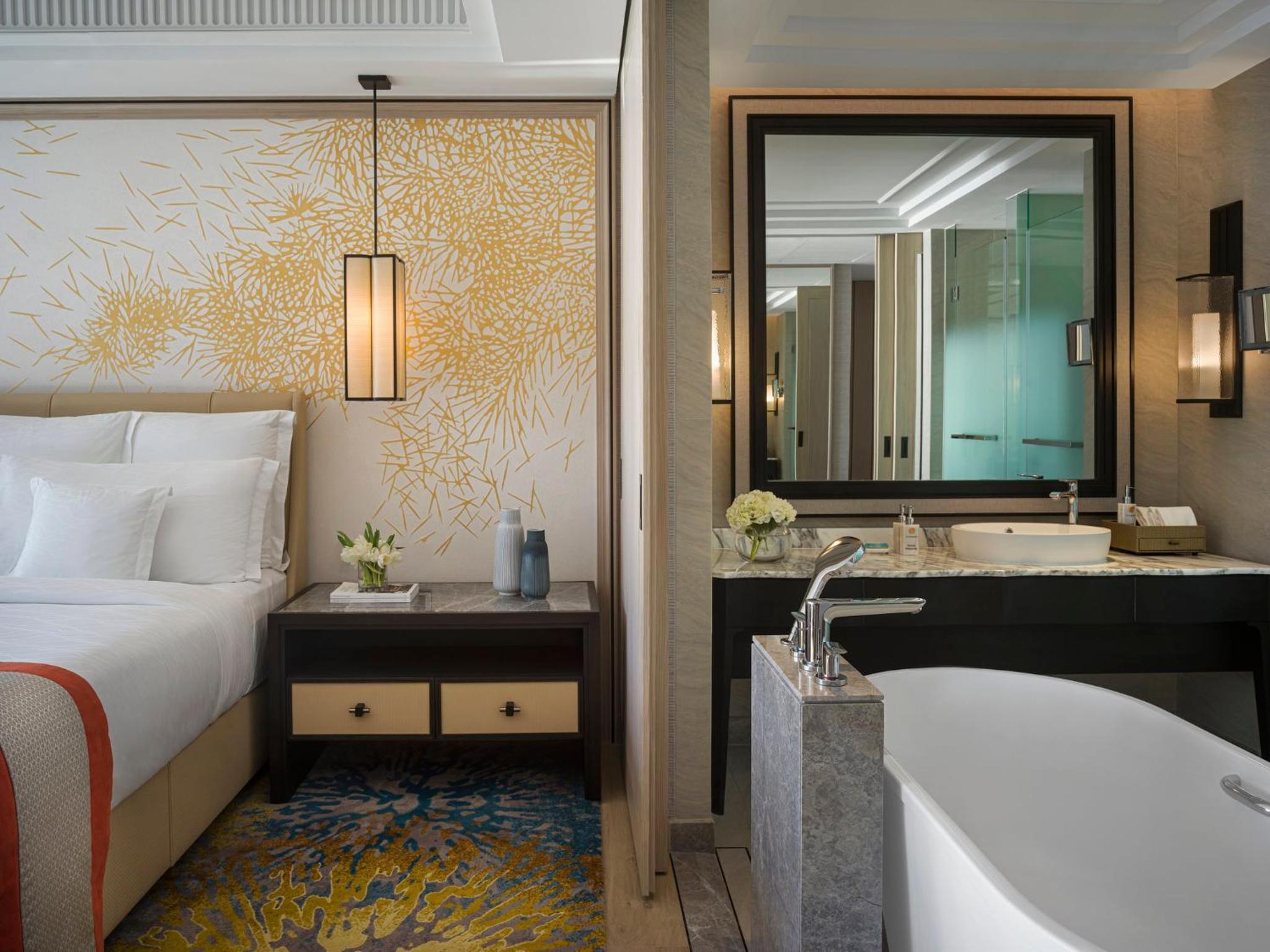 Premium King Room with Ocean View and Club Lounge Access - Photo 5