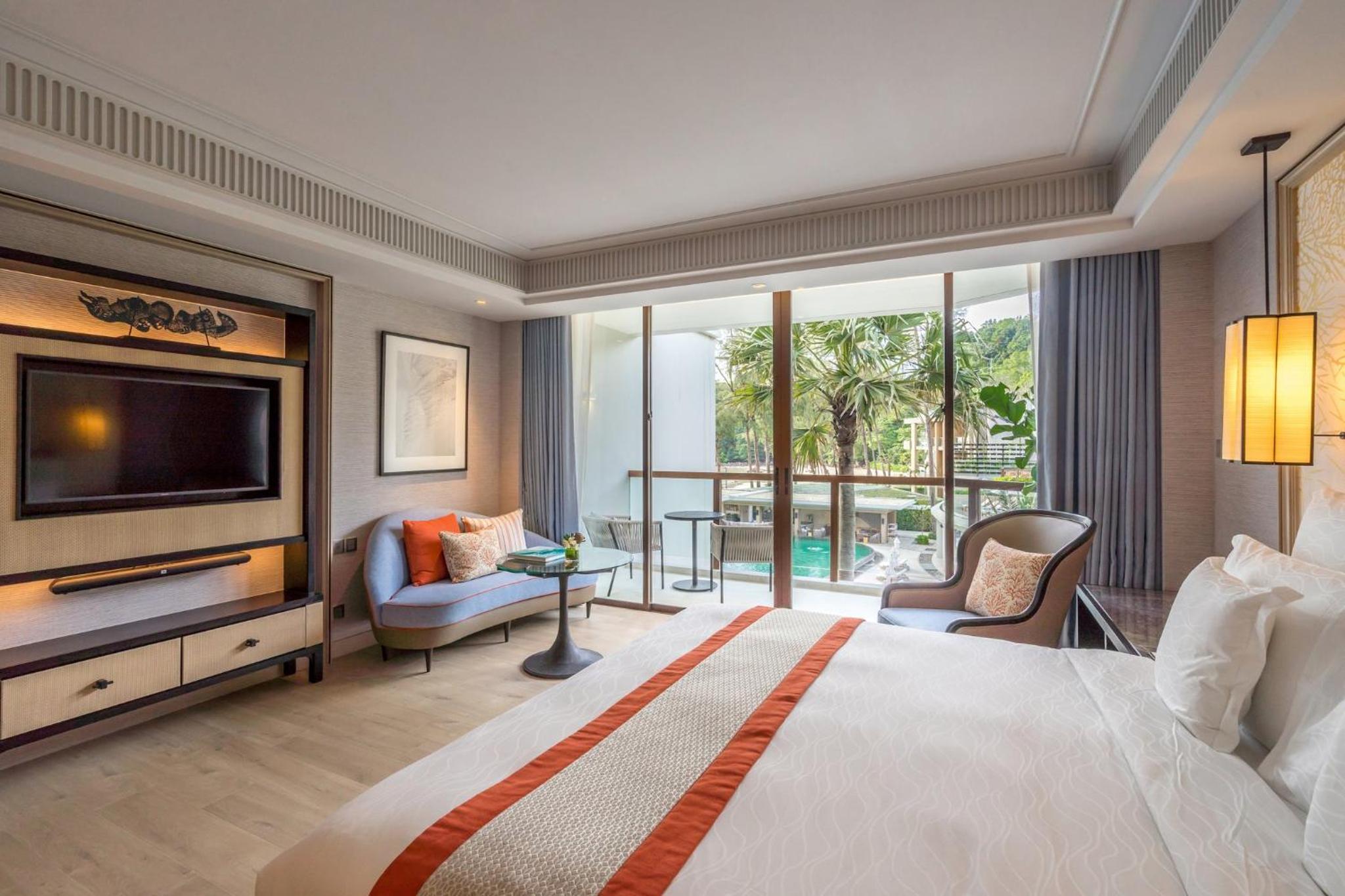 Premium King Room with Pool View and Club Lounge Access - Photo 3