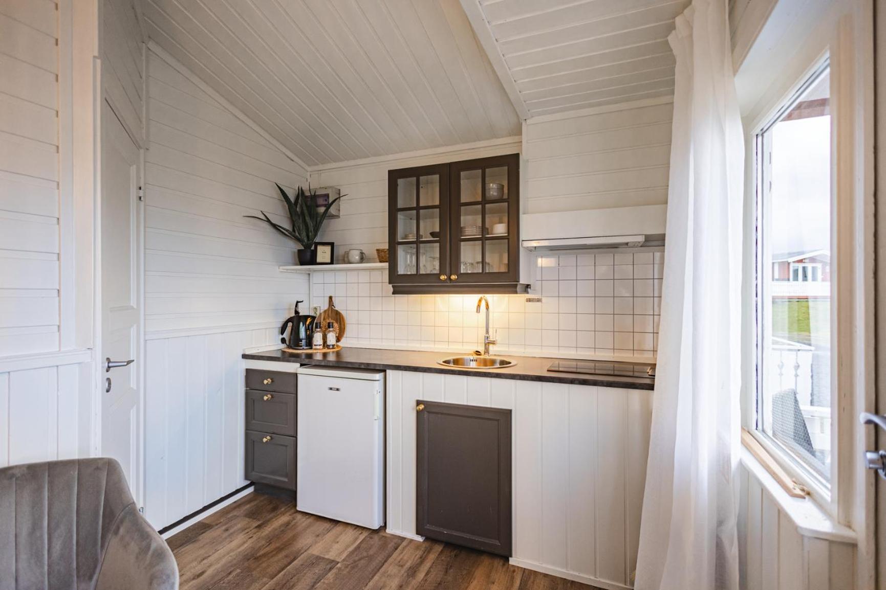 One-Bedroom Cabin - Photo 2