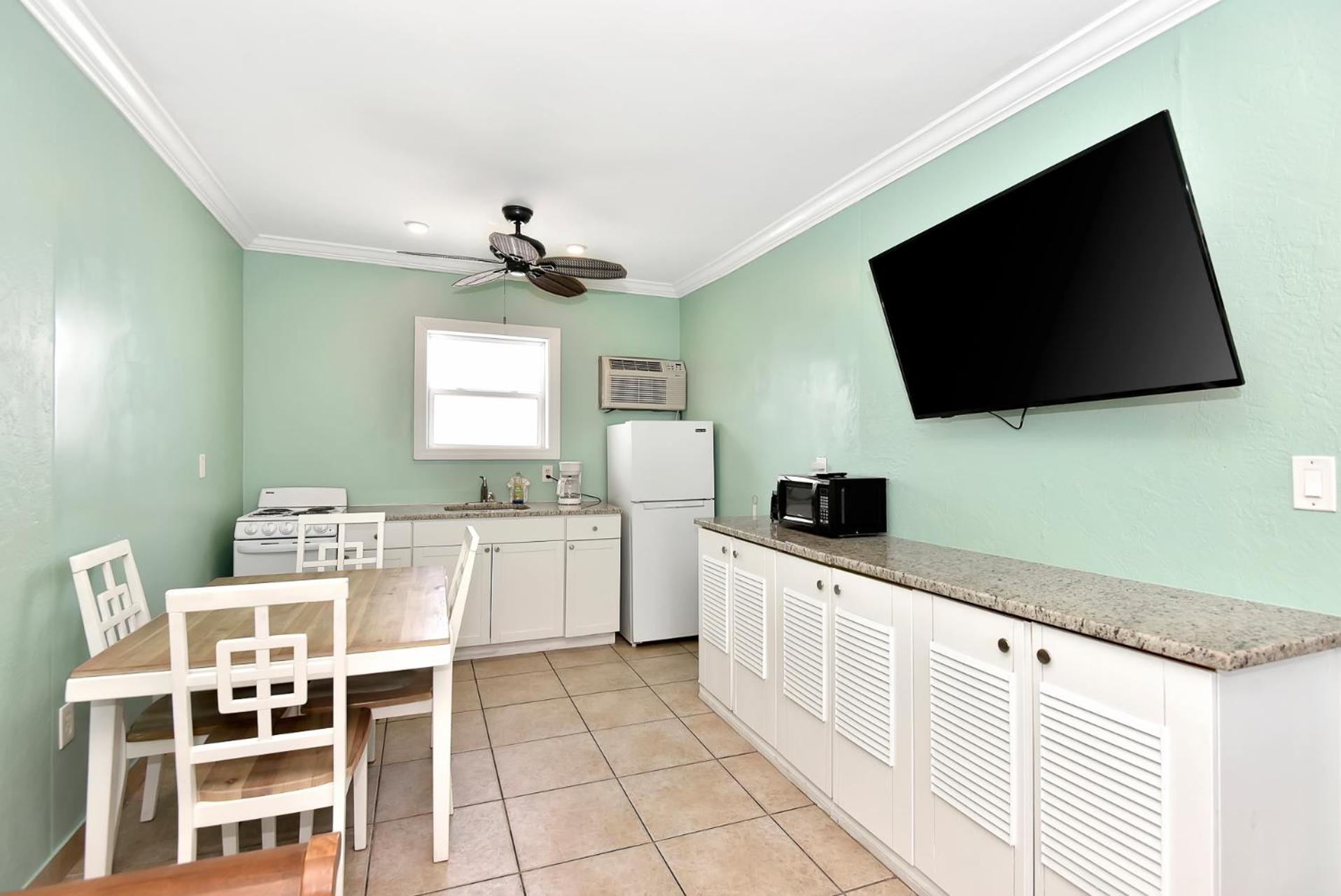 Deluxe One-Bedroom Suite with Garden View - Photo 12