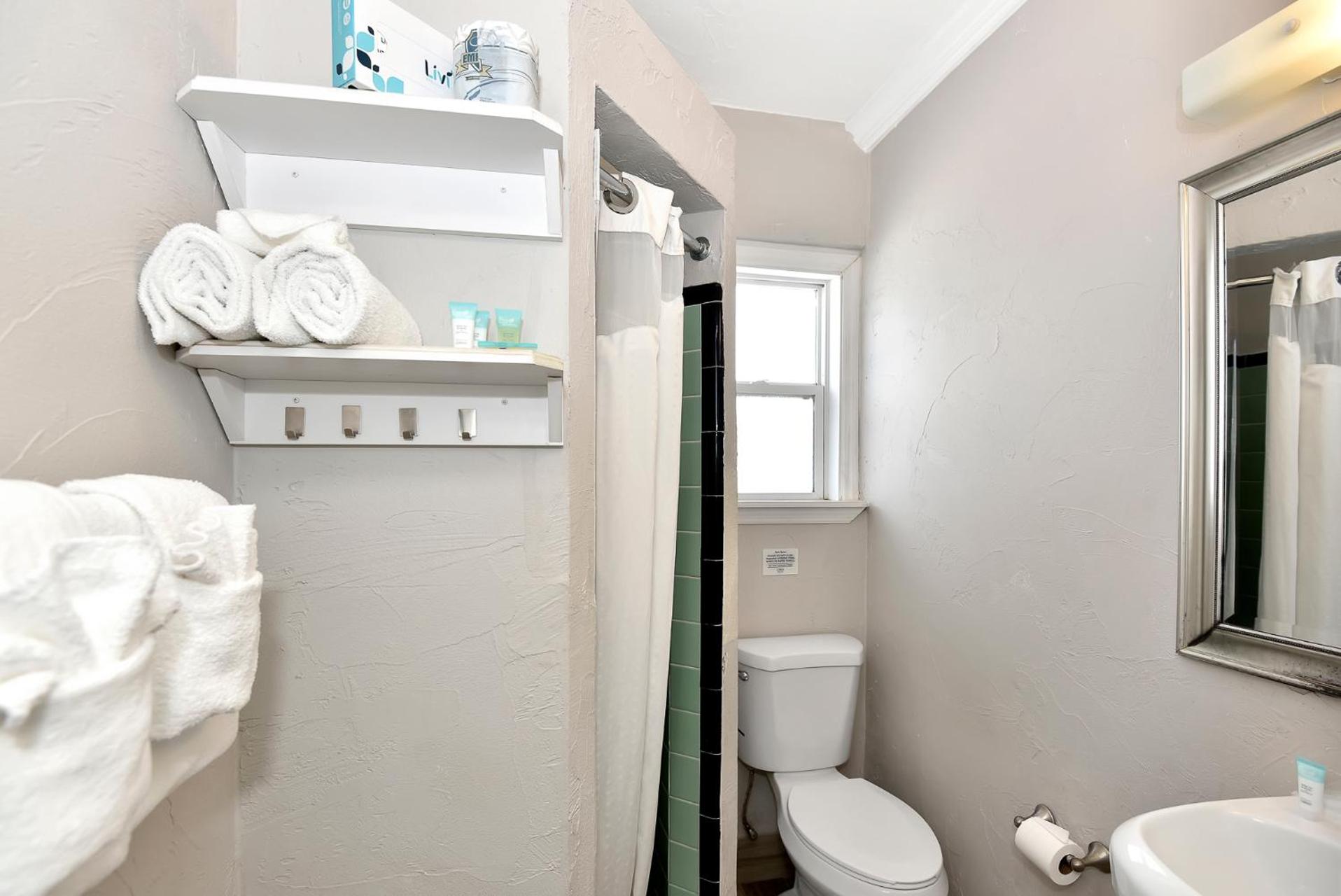 Deluxe One-Bedroom Suite with Garden View - Photo 10
