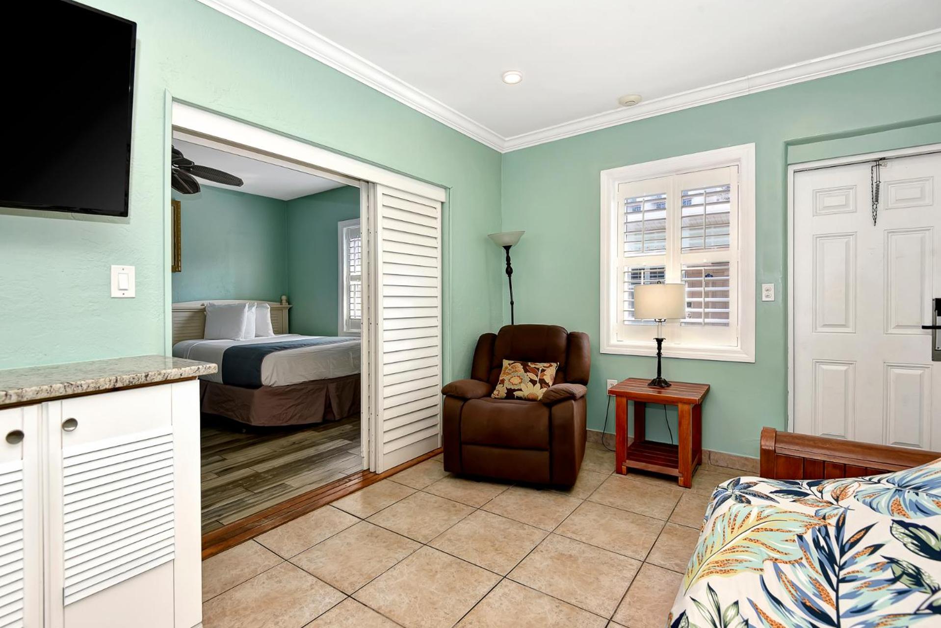 Deluxe One-Bedroom Suite with Garden View - Photo 13