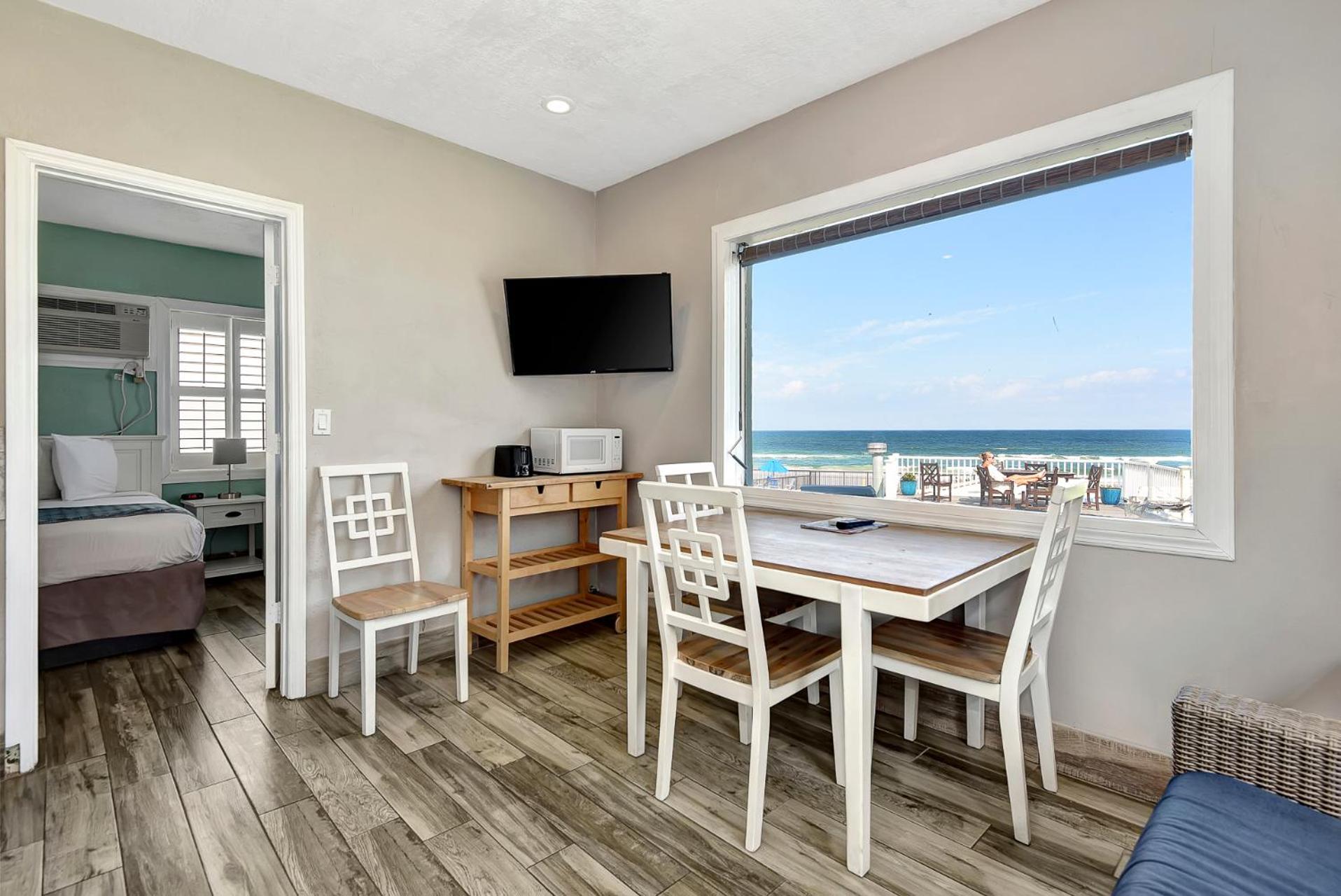 One-Bedroom Suite with Ocean View - Photo 4