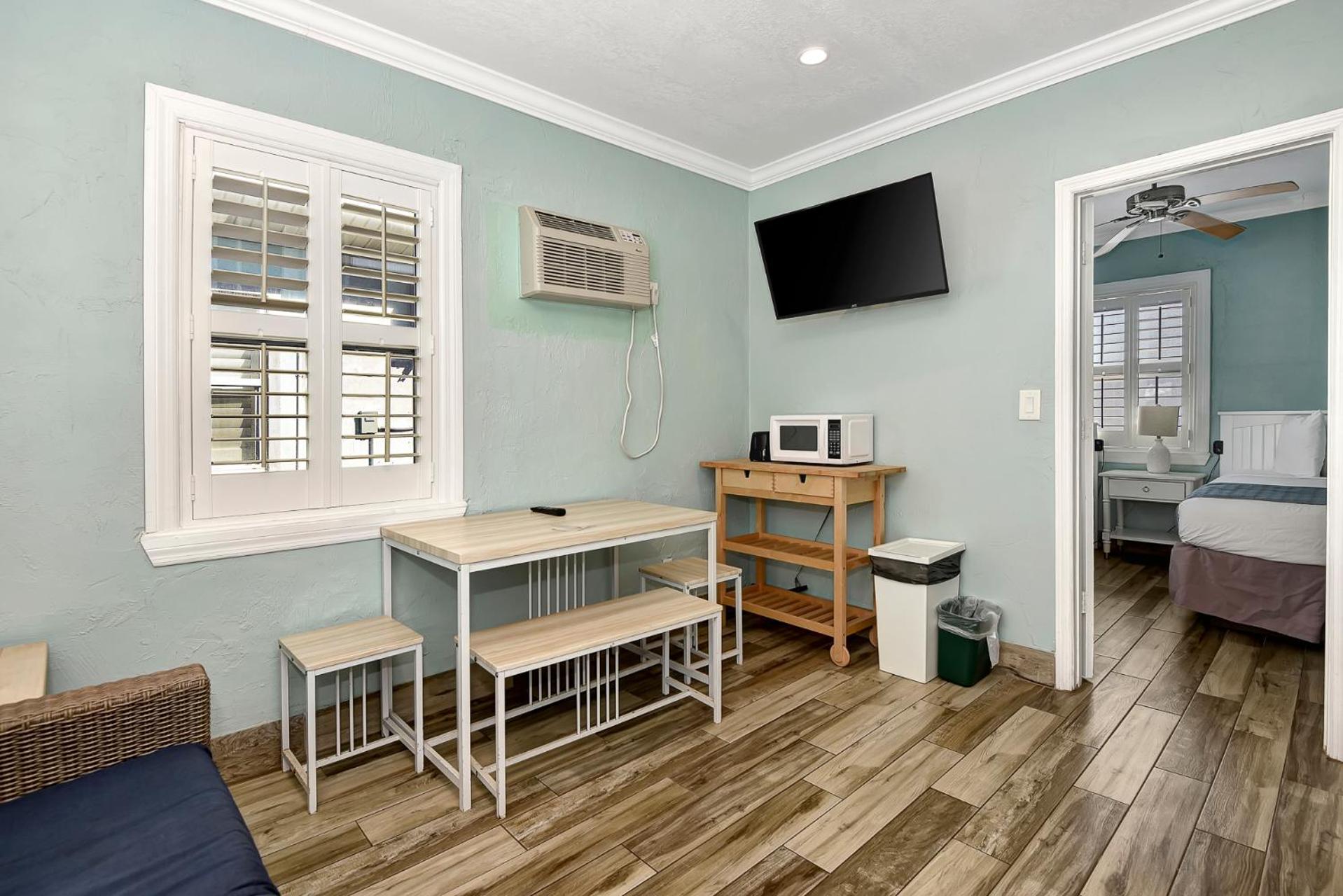 Two-Bedroom Suite with Garden View - Photo 3