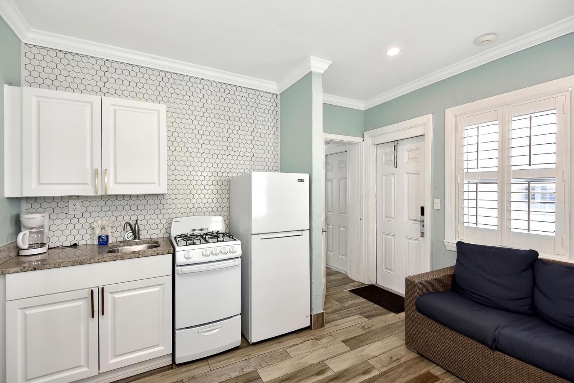 Two-Bedroom Suite with Garden View - Photo 4