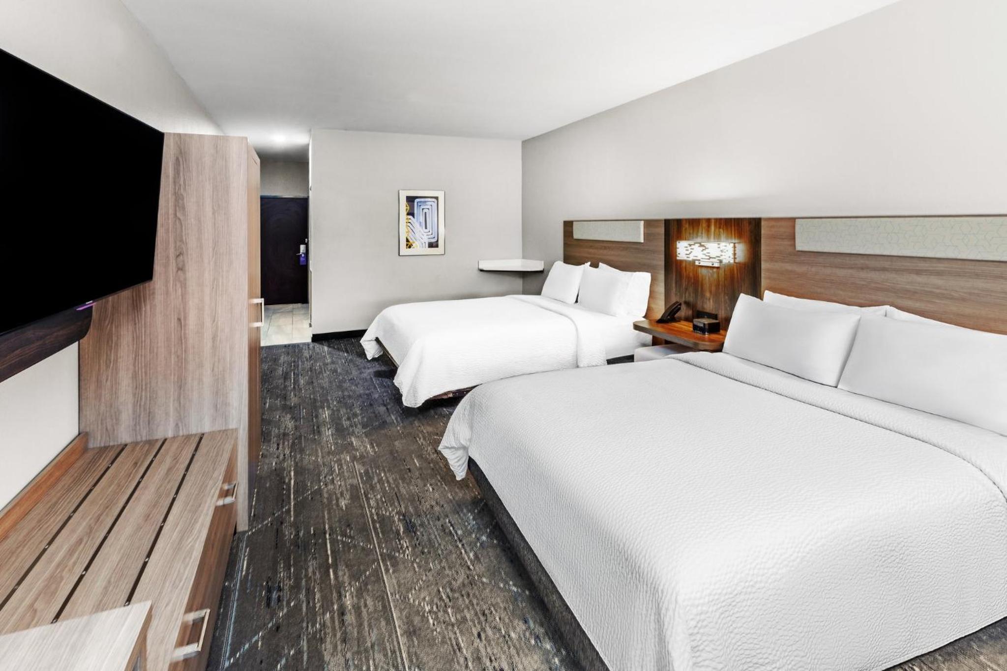Standard Queen Room with Two Queen Beds and Mobility Accessible Tub