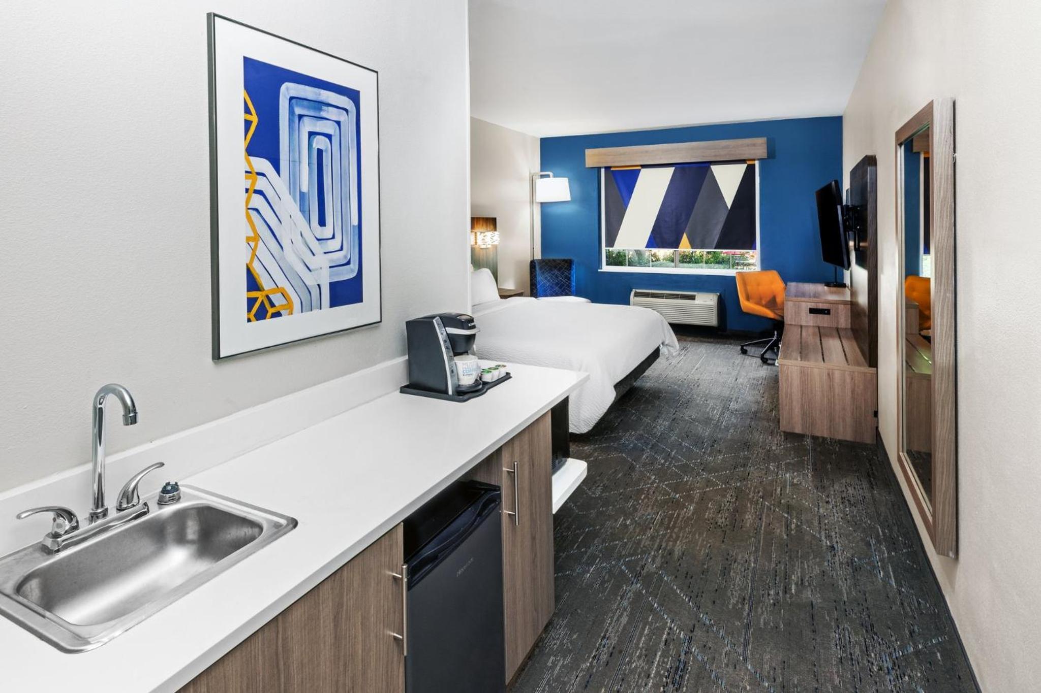 Standard King Room with Mobility Accessible Roll-In Shower - Photo 1