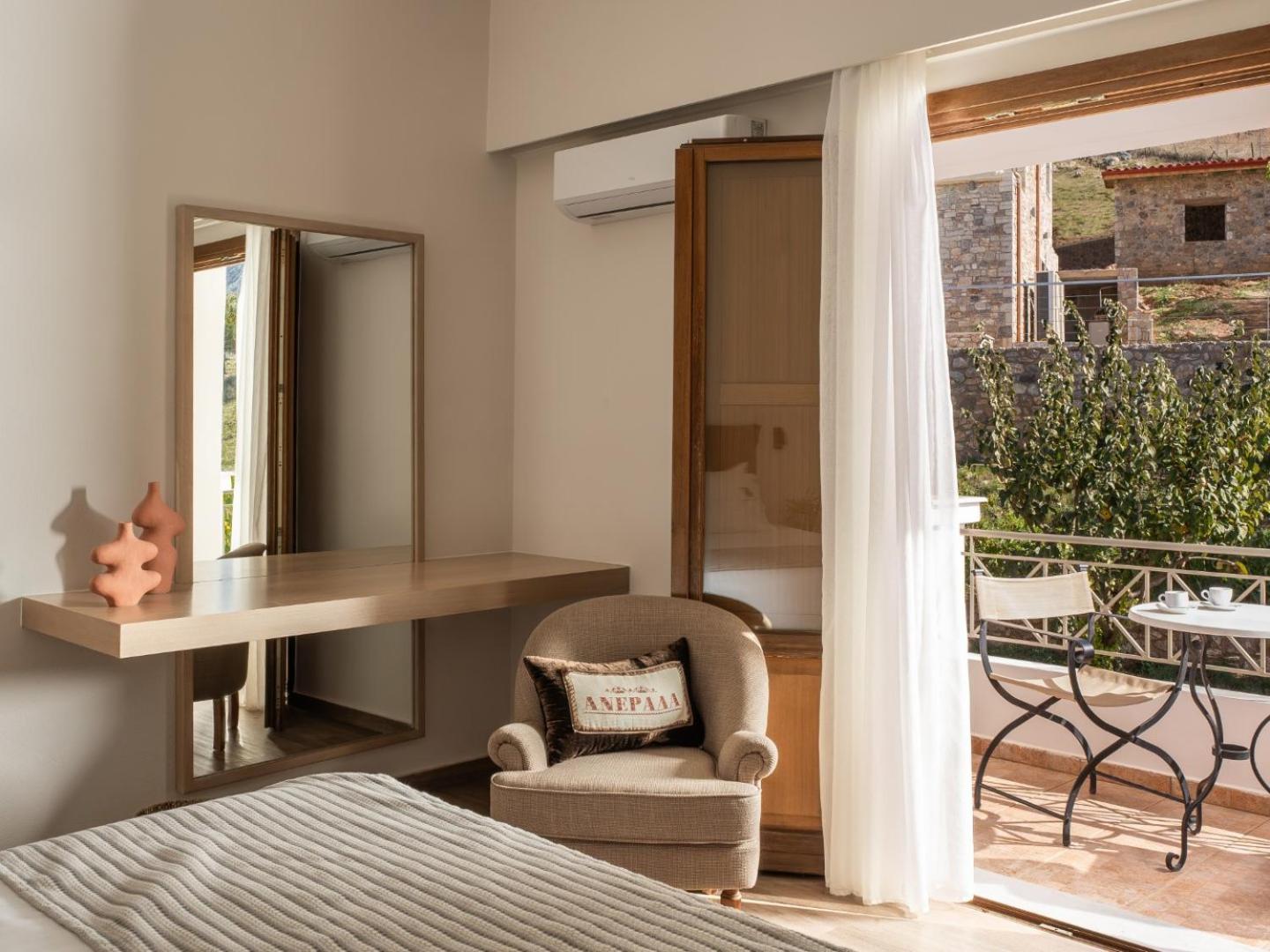 Superior King Room - Photo 5