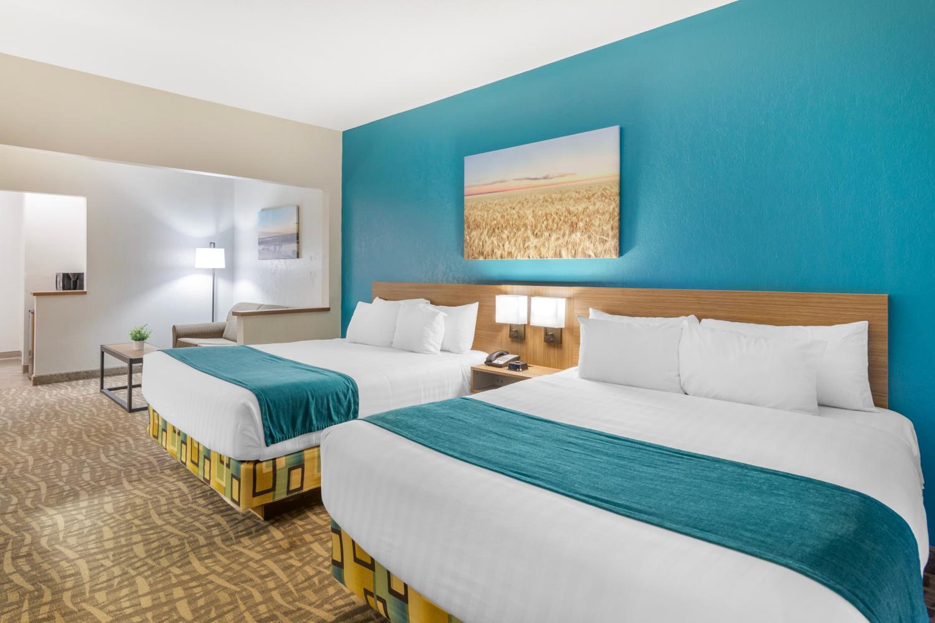 Queen Suite with Two Queen Beds - Photo 3