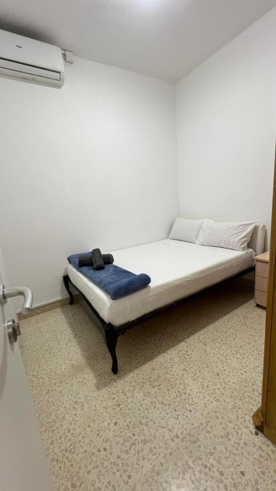Double Room with Shared Bathroom photo 2