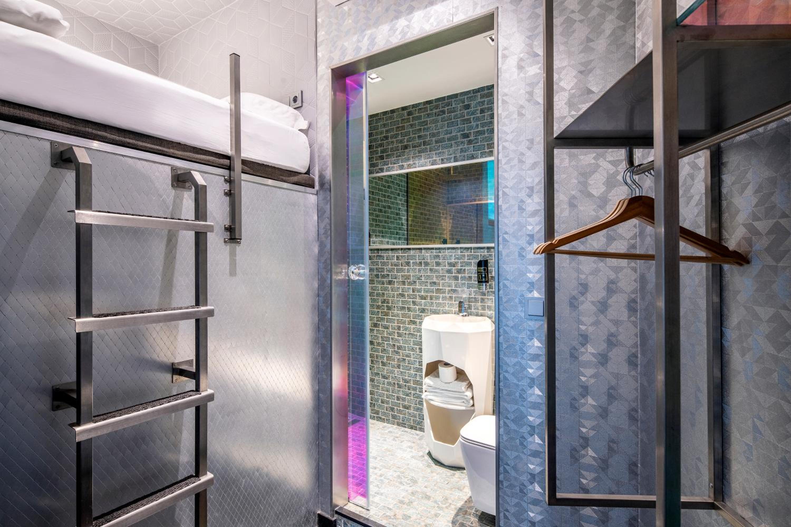 Double Upper Capsule with Shower No Window - Photo 9