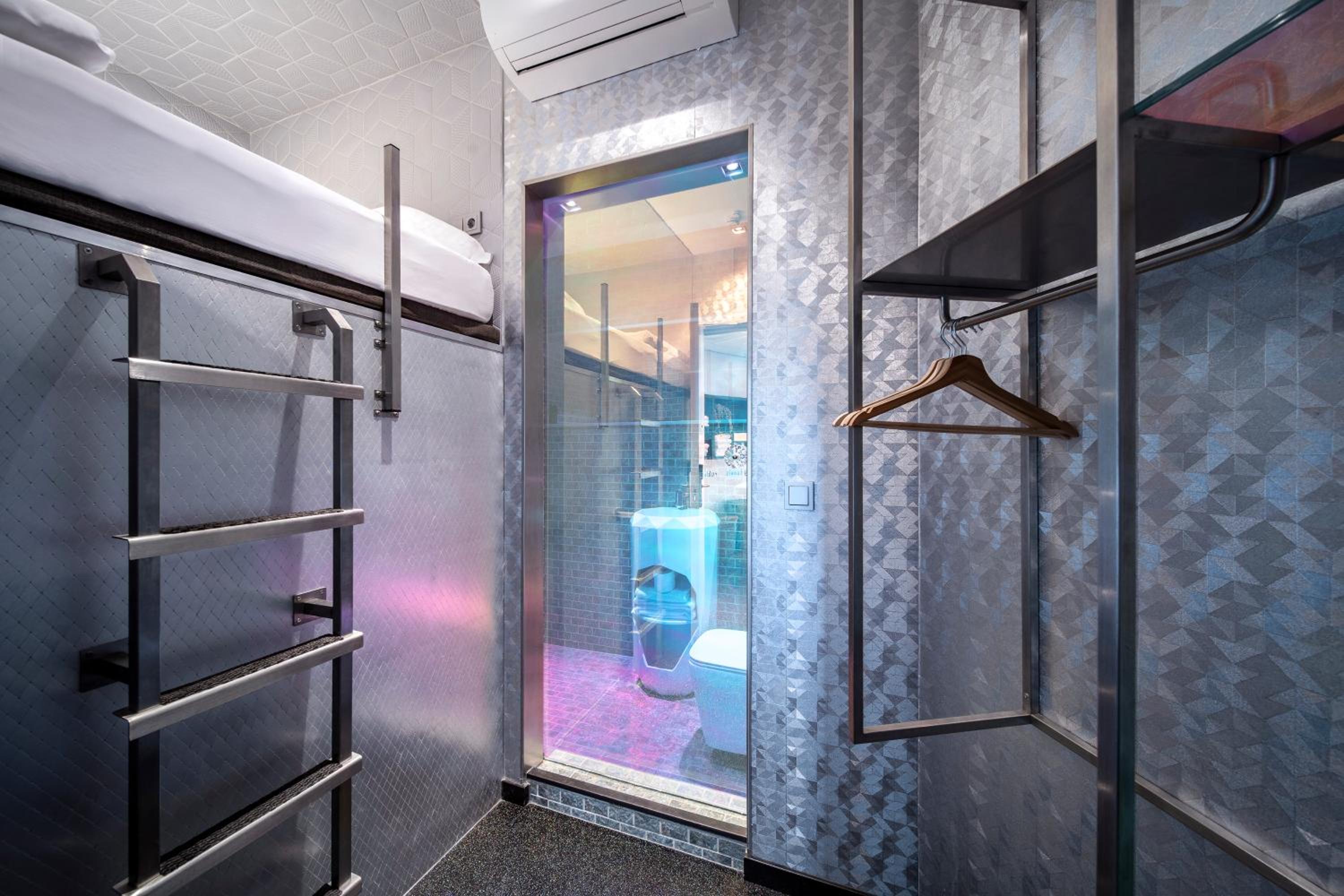 Double Upper Capsule with Shower No Window - Photo 3
