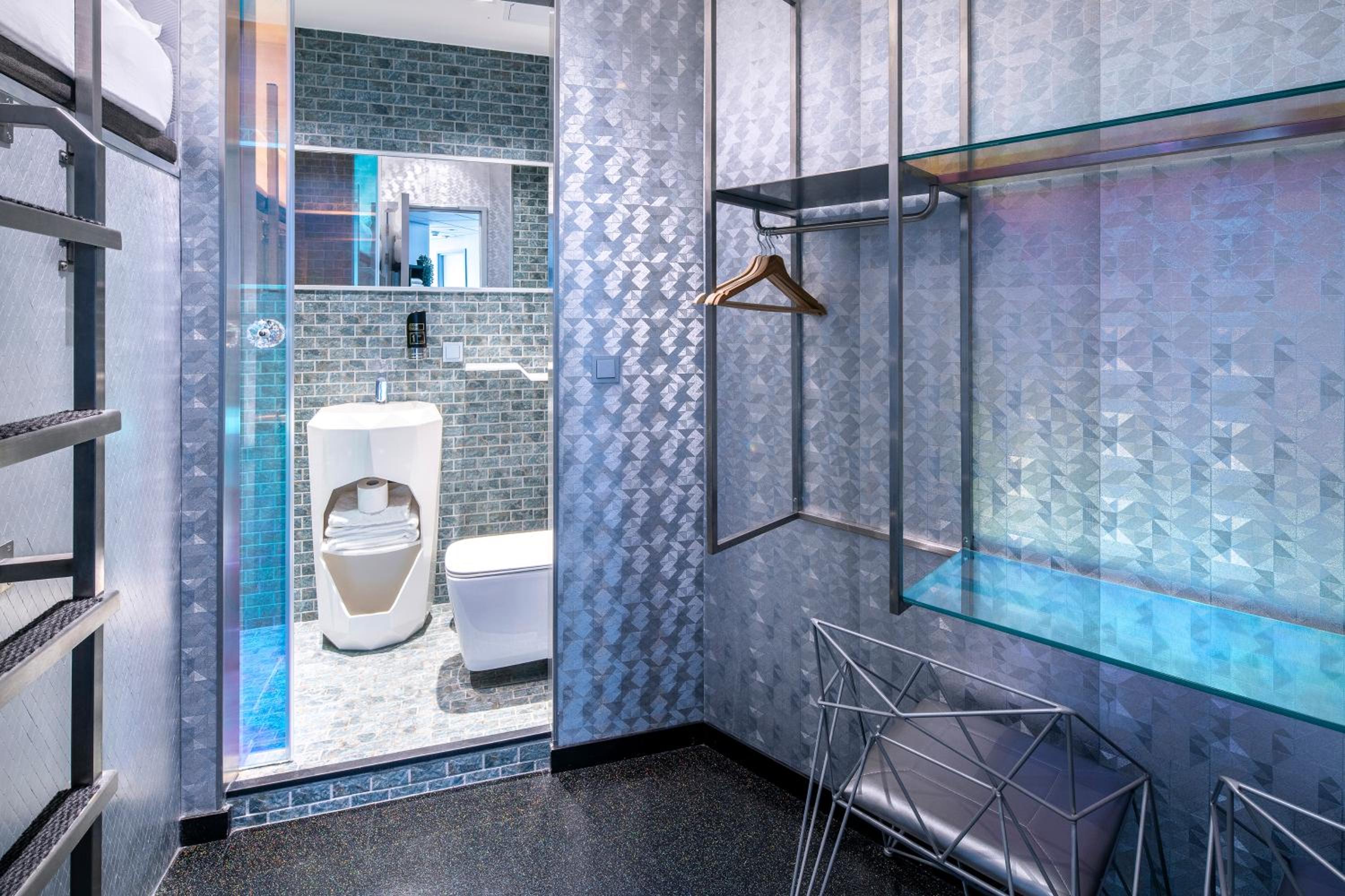 Double Upper Capsule with Shower No Window - Photo 5