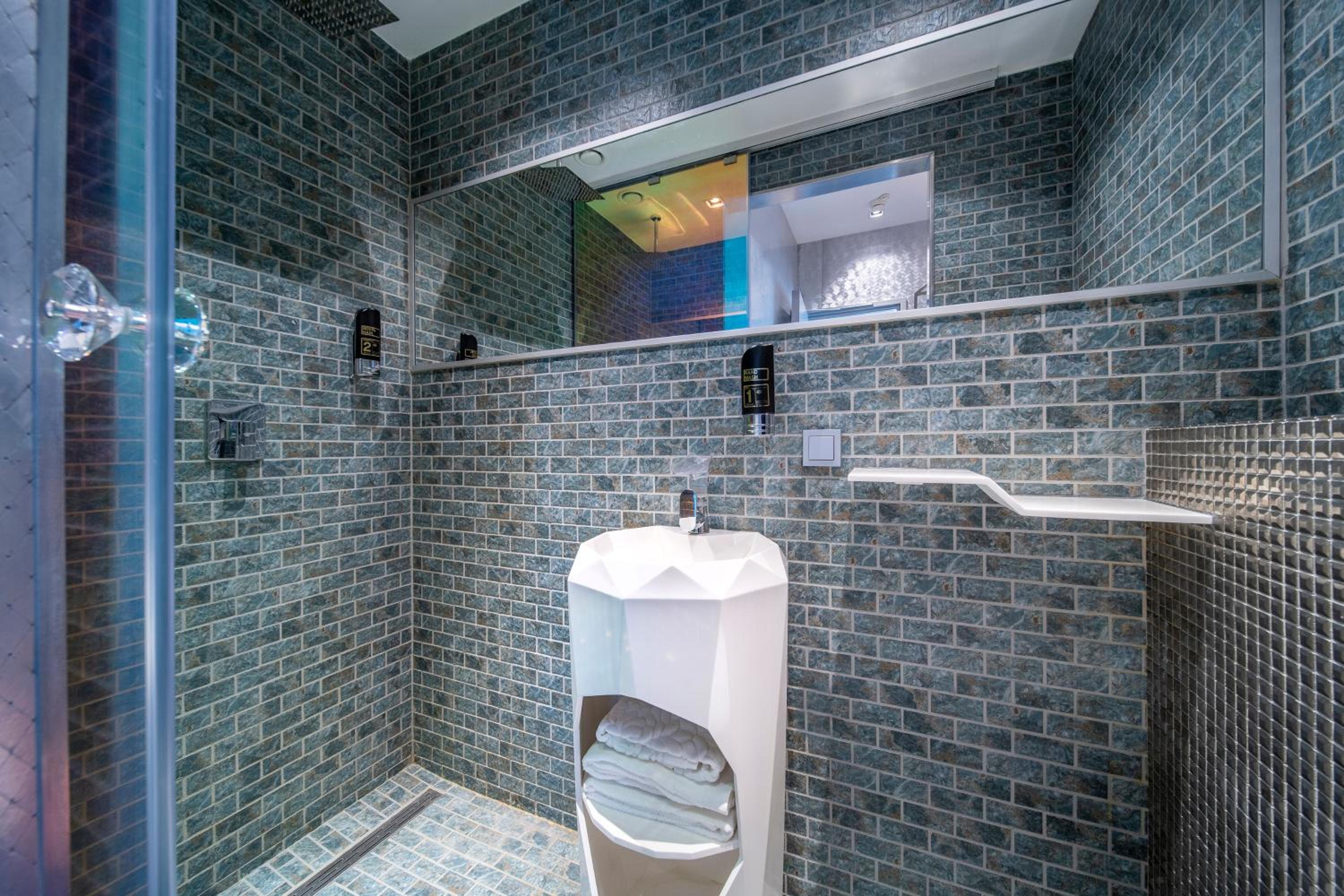 Double Lower Capsule with Shower No Window - Photo 5