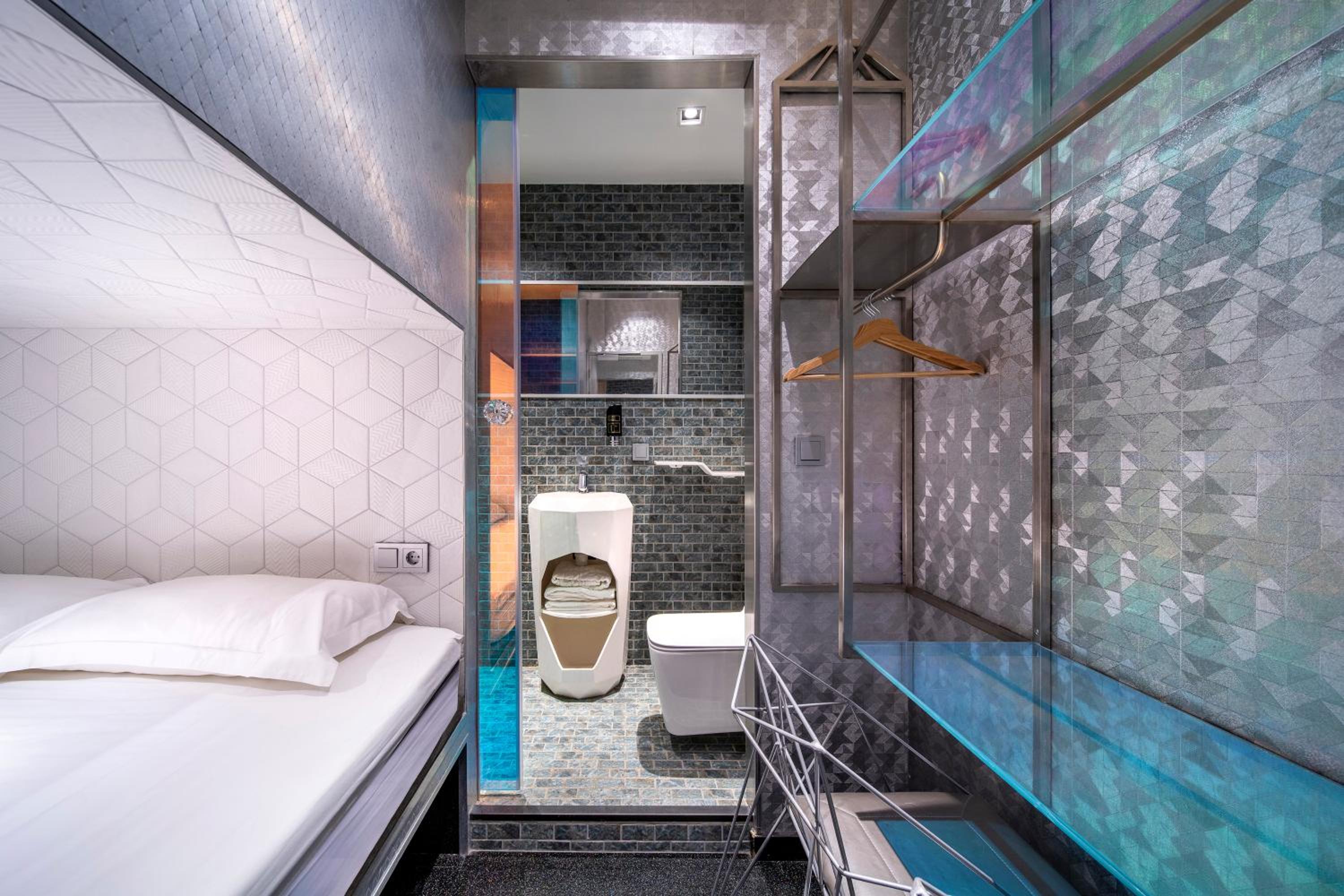 Double Lower Capsule with Shower No Window - Photo 4