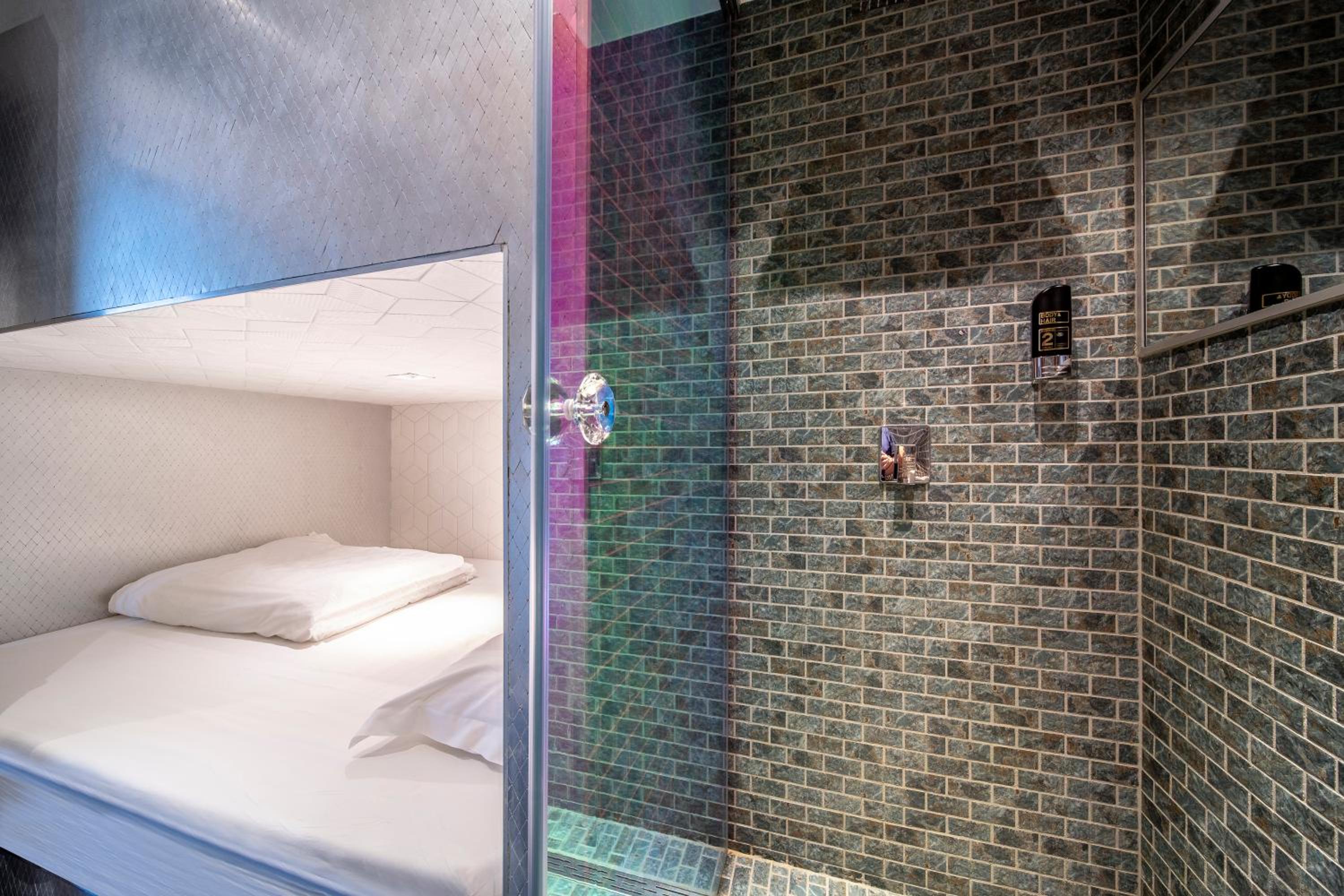 Double Lower Capsule with Shower No Window - Photo 3