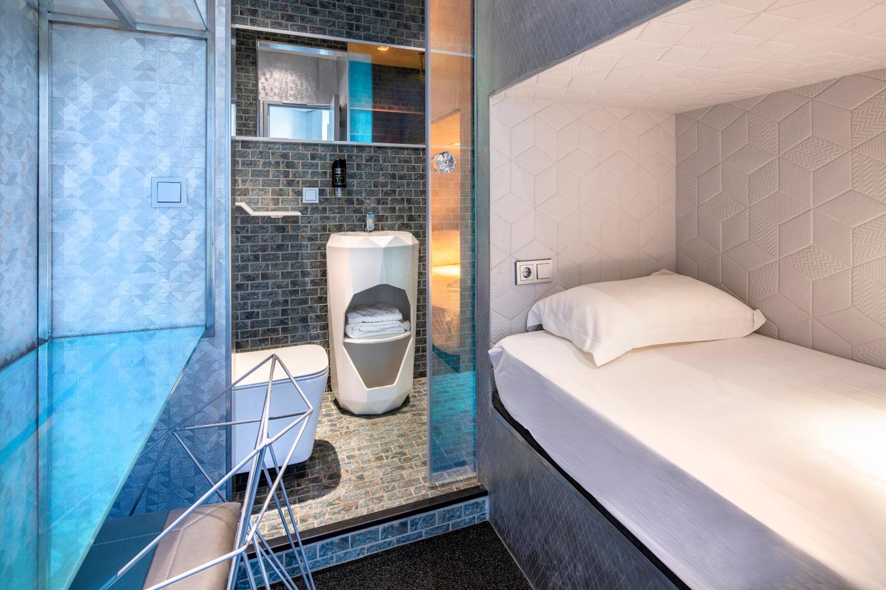 Single Lower Capsule with Shower No Window photo 3
