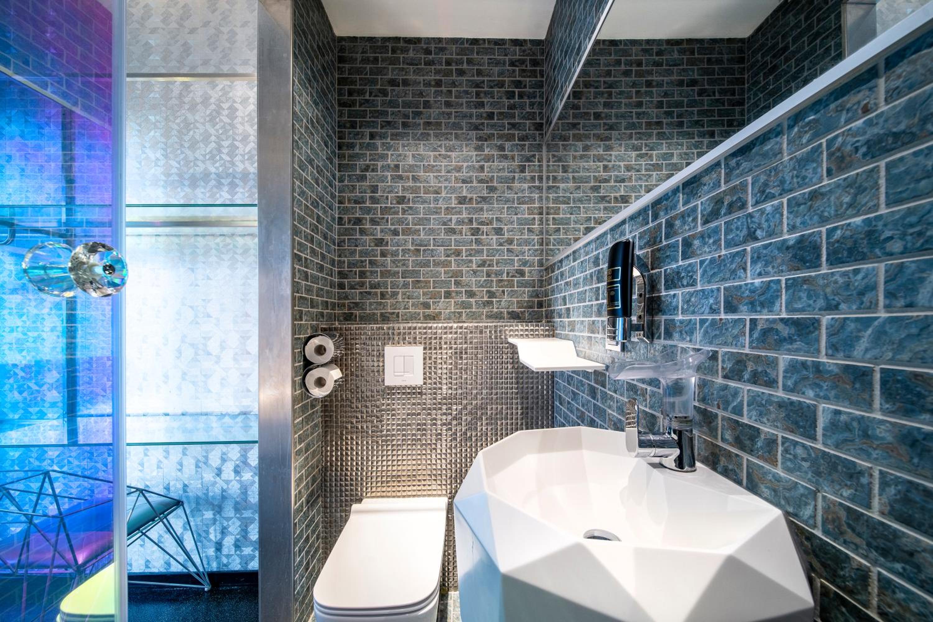 Double Lower Capsule with Shower No Window - Photo 6