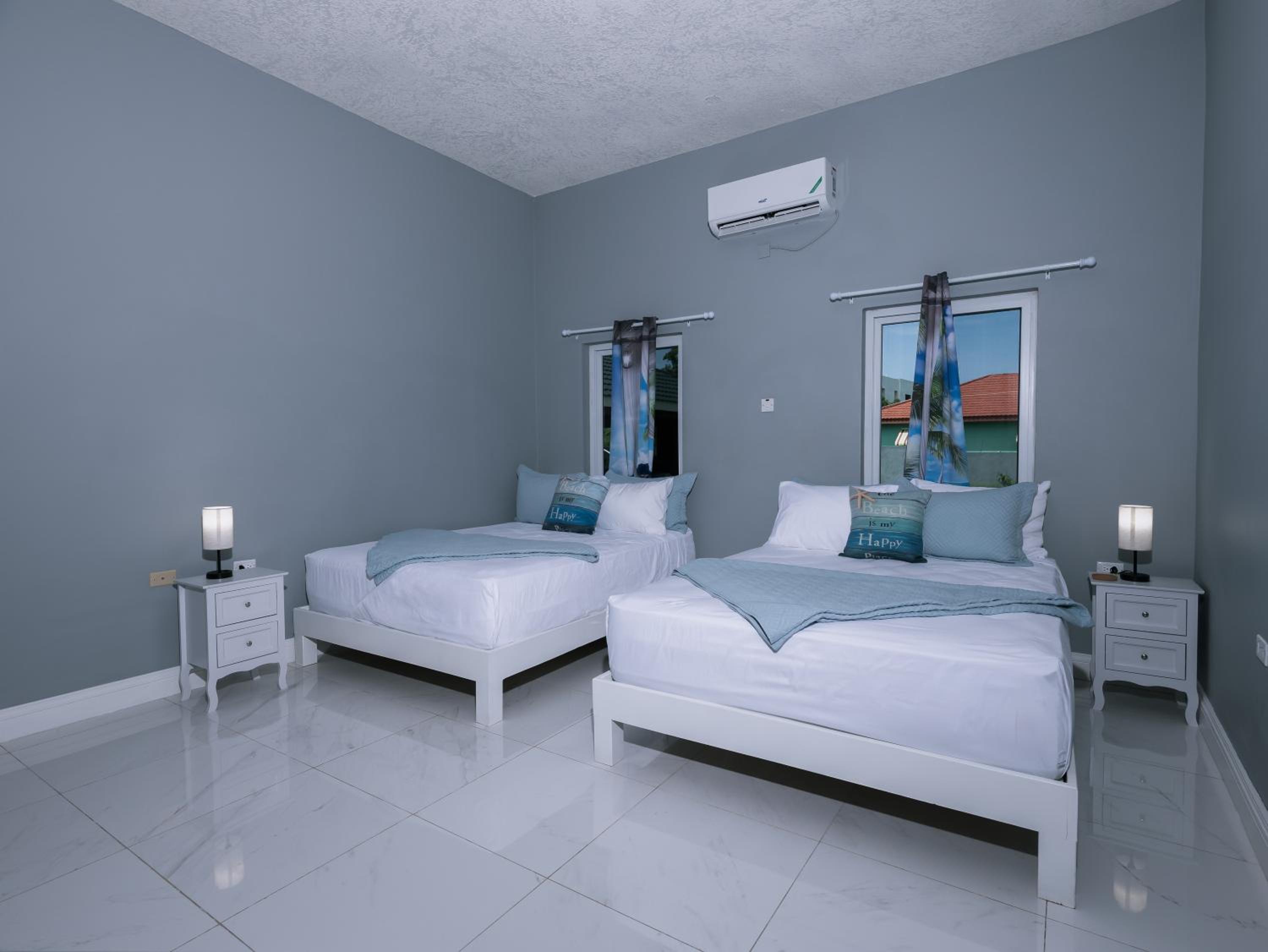 Queen Room with Shared Bathroom photo 1