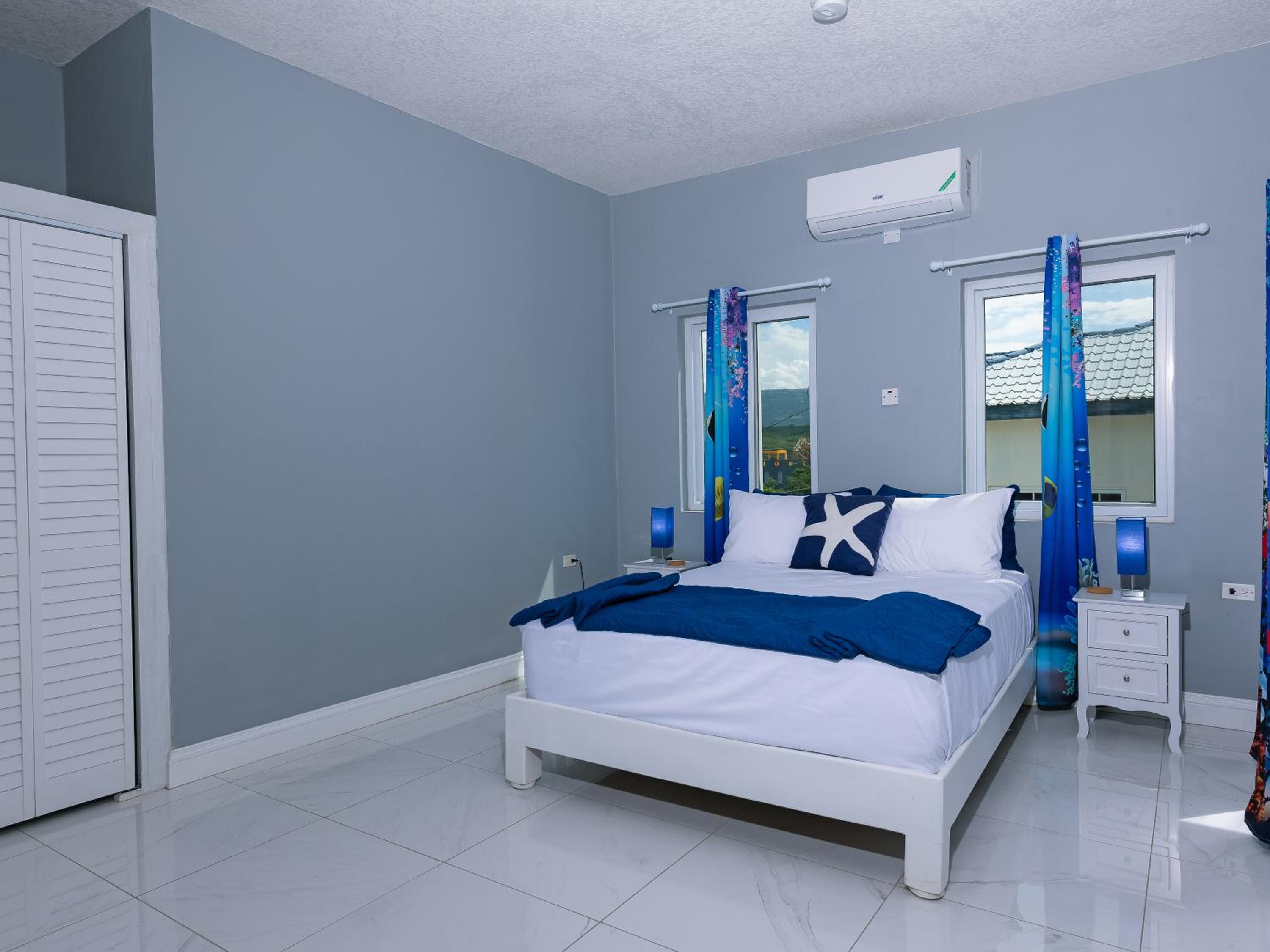 Queen Room with Balcony photo 2