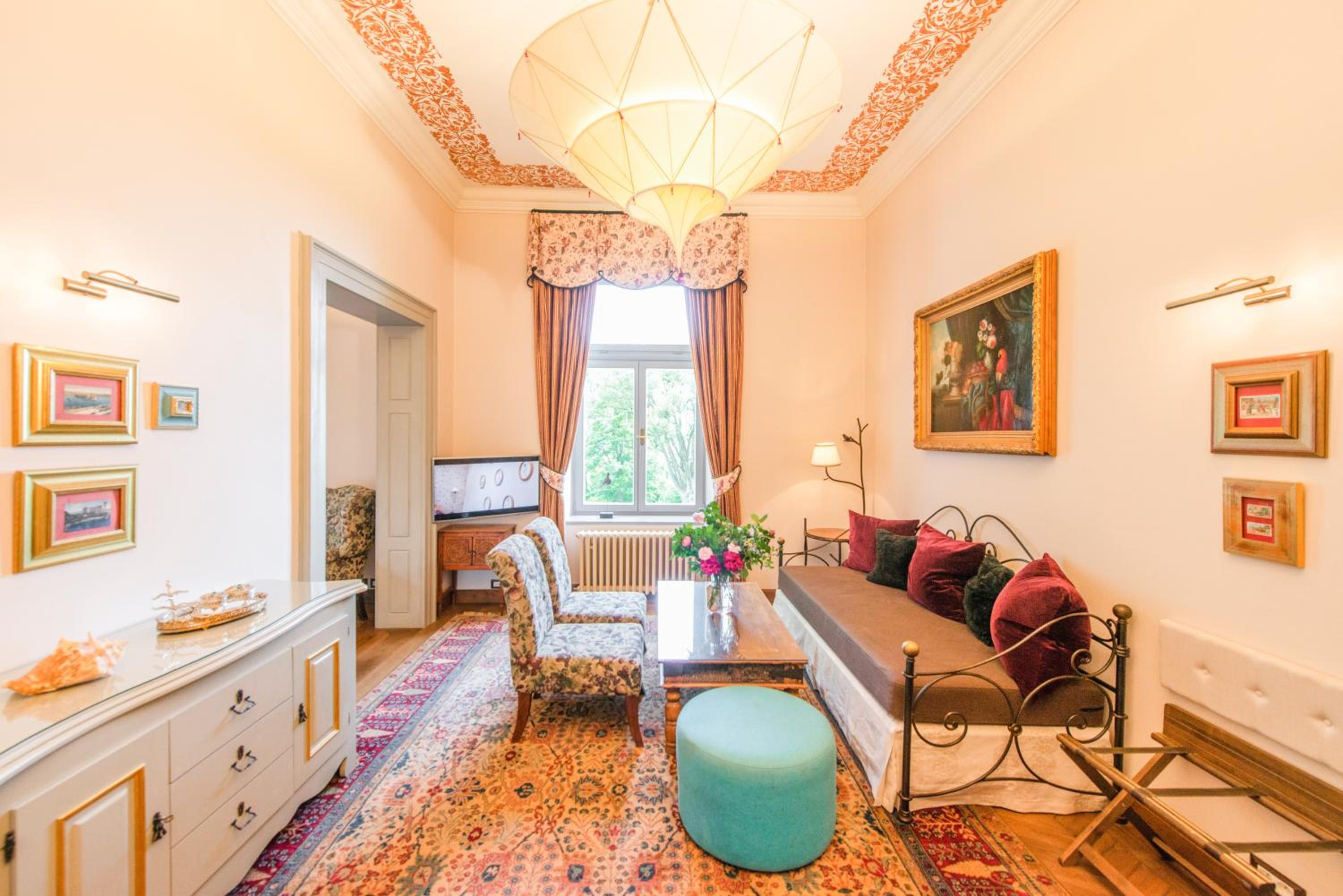 Luxury Suite - Photo 3