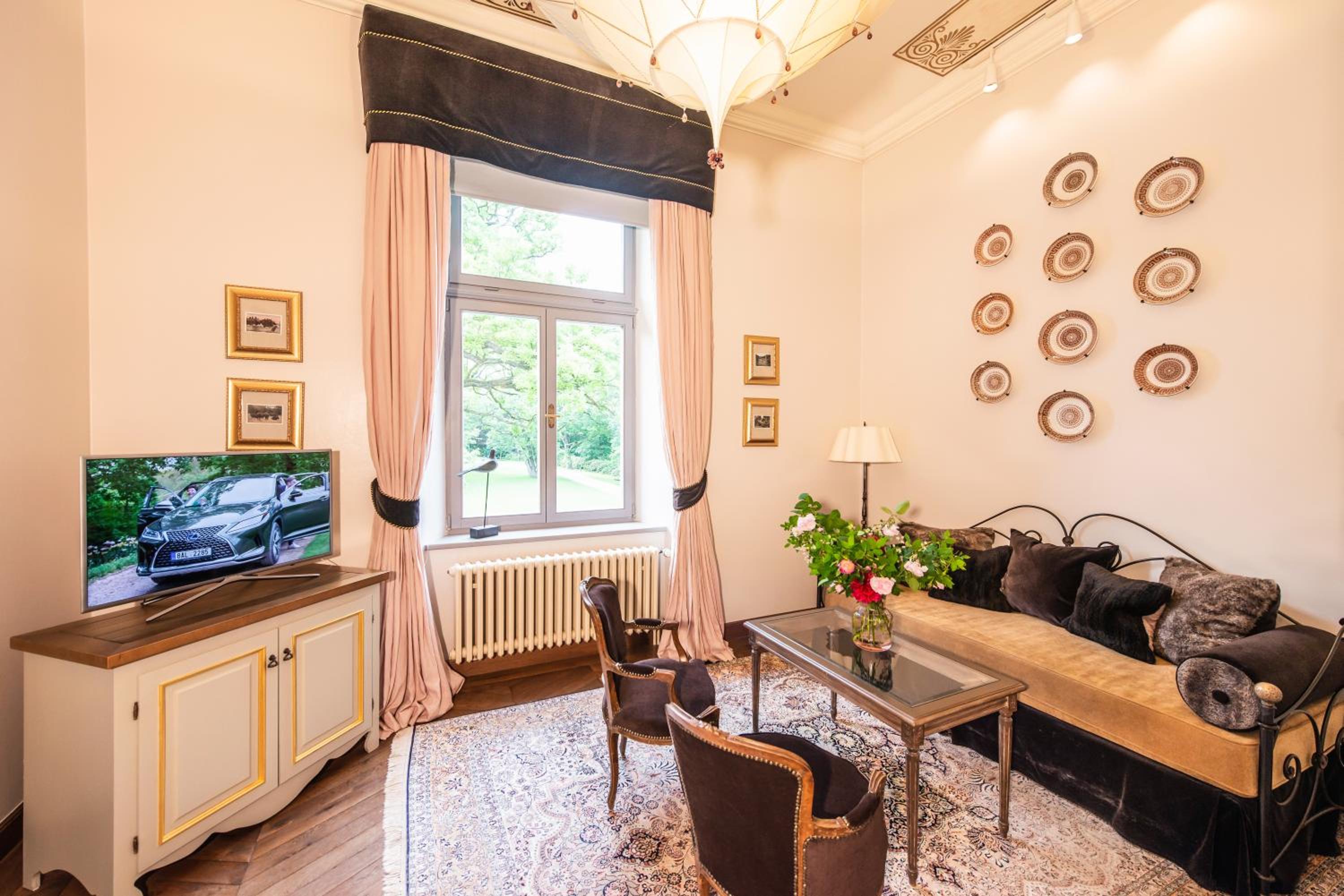 Luxury Suite - Photo 2