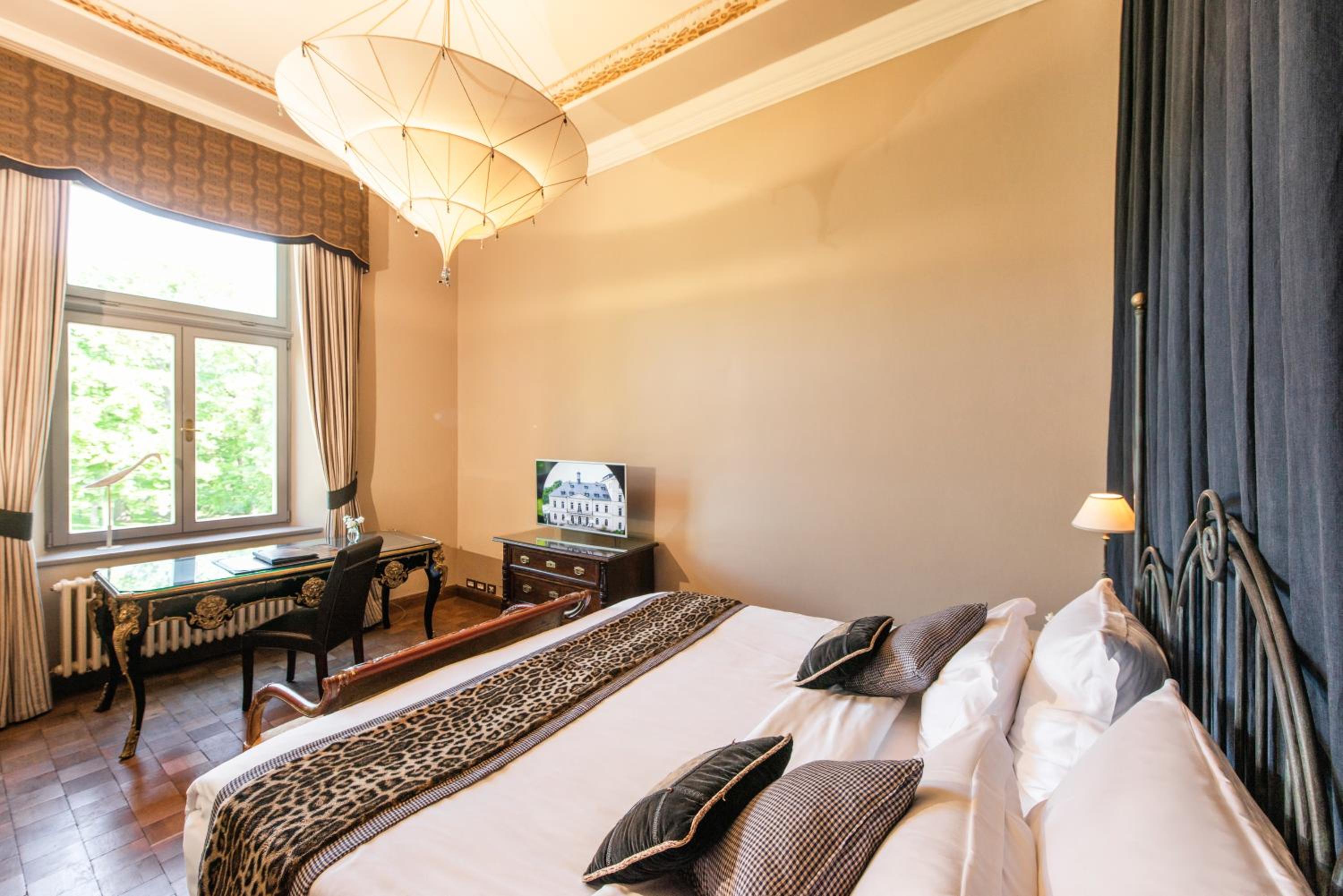 Luxury Suite - Photo 11
