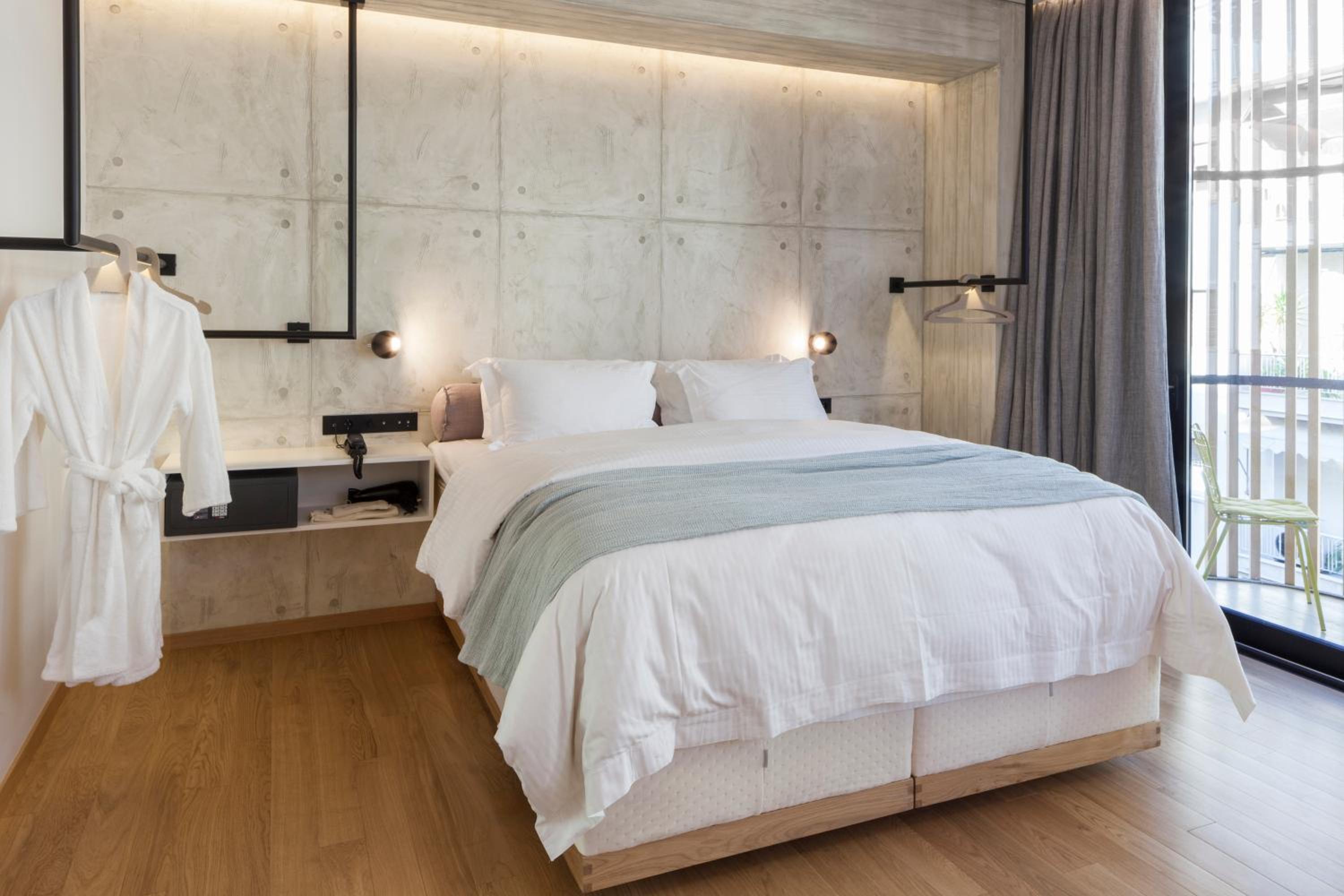 Boulevard Suite with Balcony photo 2