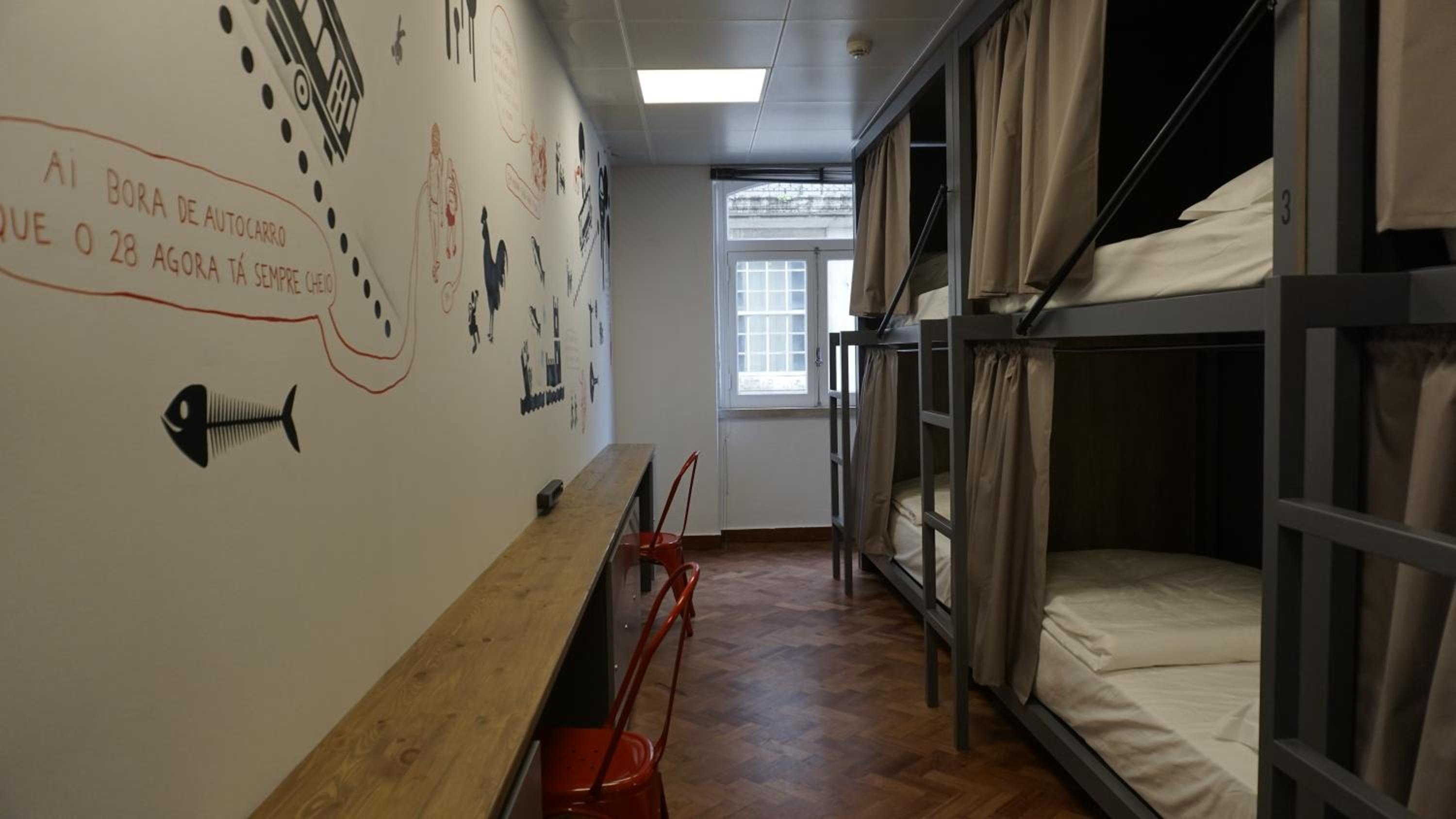 6-Bed Mixed Dormitory Room photo 2