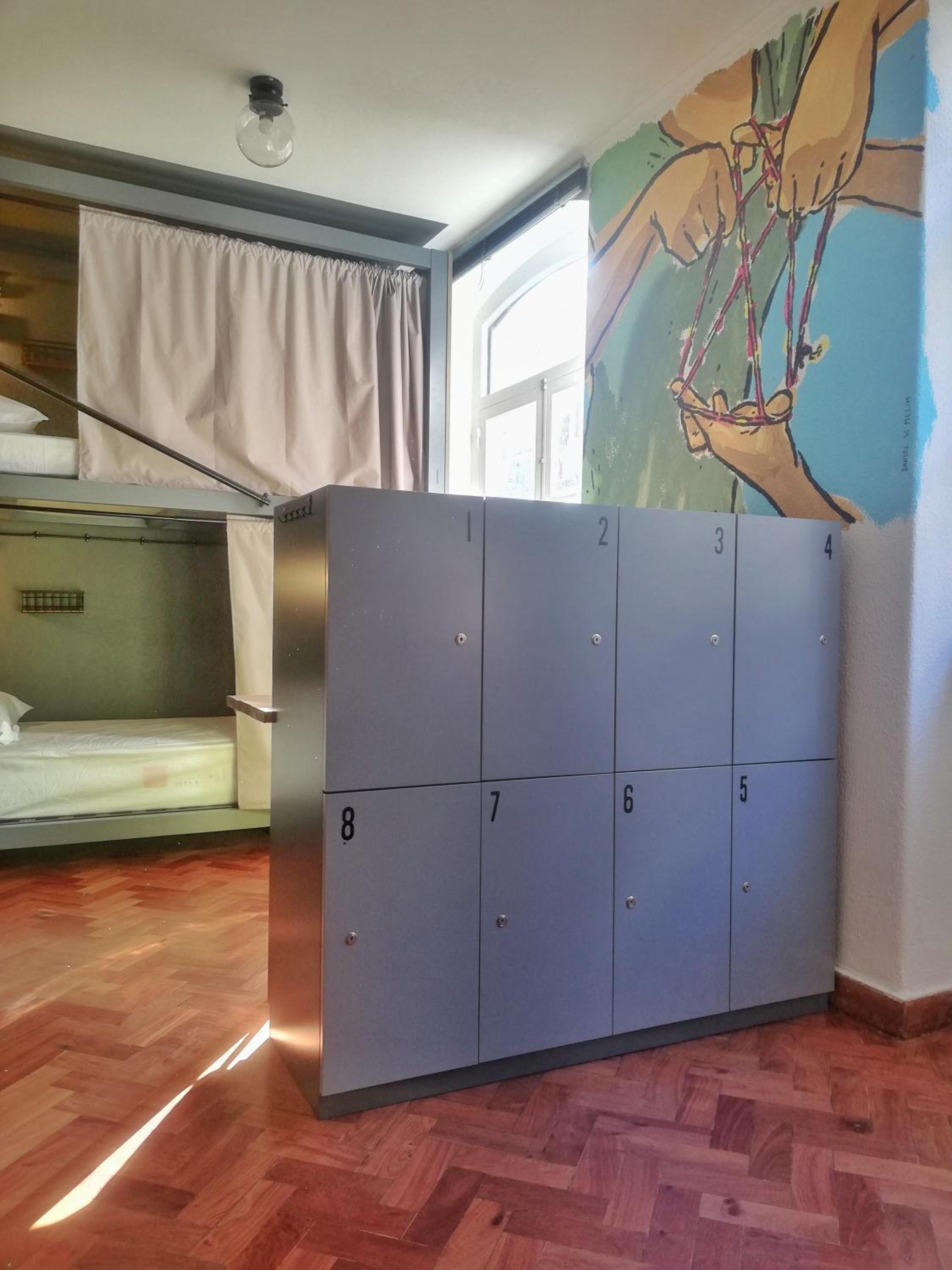 8-Bed Mixed Dormitory Room photo 3